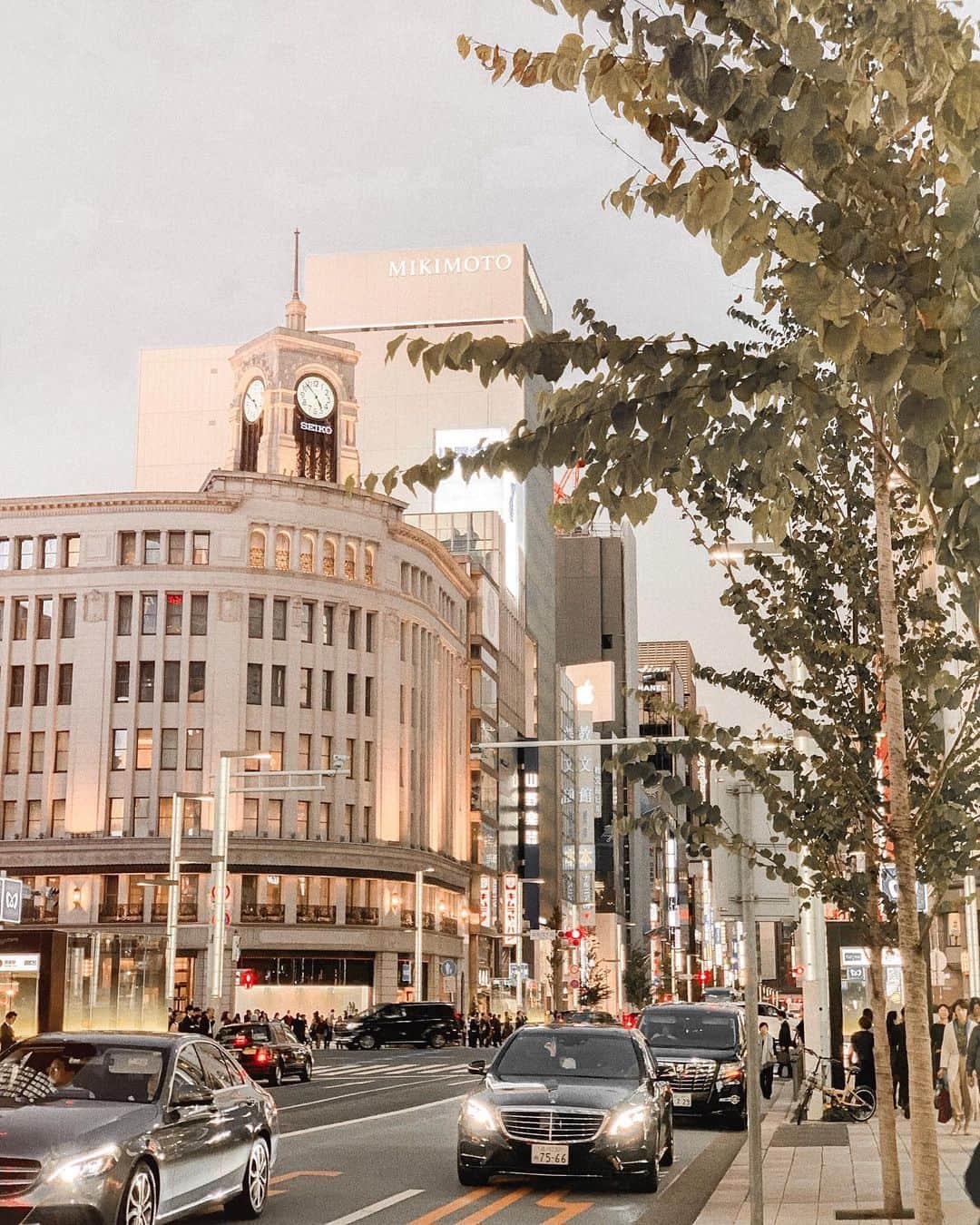 Lilmeのインスタグラム：「Ｇｉｎｚａ🌙☁️ 銀座の街の雰囲気結構スキだな〜オレンジの夕陽に照らされた建物がこれまたいいですな。こうゆう建物がたくさんあるパリへ行ってみたくなる🇫🇷 #ginza#ginzasix #japan_daytime_view#銀座」