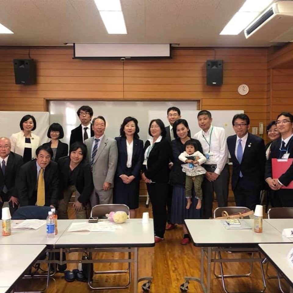 野田聖子さんのインスタグラム写真 - (野田聖子Instagram)「超党派議員勉強会「永田町子ども未来会議」での視察として大阪府豊中市に参りました。 衆議院議員 荒井聰議員他メンバーと共に、豊中市における障害児教育の取り組みについて、豊中市立北丘小学校・野畑小学校を視察させて頂きました。 豊中市では1952年に障害児教育について市民の相談に応じる教育相談室を設け、1978年に「豊中市障害児教育基本方針」を策定するなど、障害のある子どもたちが地域の学校に入学し、地域で生活することに重きを置いてきました。 障害の有無に関わらず、通常学級を学校生活の基盤とし日常生活に必要な力を伸ばし、集団生活の適応をはかる取り組みがなされています。 学校では教師と看護師がチームを組み、医療的ケア児とともに育つ子どもたちの姿、また人権尊重を基盤とし、どの子も安心して過ごせる学校の姿がありました。 豊中市の取り組みが全国の教育現場でも進むよう、永田町子ども未来会議メンバーと共に、これからも努めてまいります。 視察にご協力頂きました両小学校の先生方、生徒さんや御父兄の皆様、また最後までご同行くださいました長内繁樹豊中市長、豊中市教育委員会の皆様、ありがとうございました。  #野田聖子 #豊中市 #医療的ケア児 #北丘小学校 #野畑小学校 #障害児教育 #永田町子ども未来会議」11月6日 23時23分 - seiko.noda