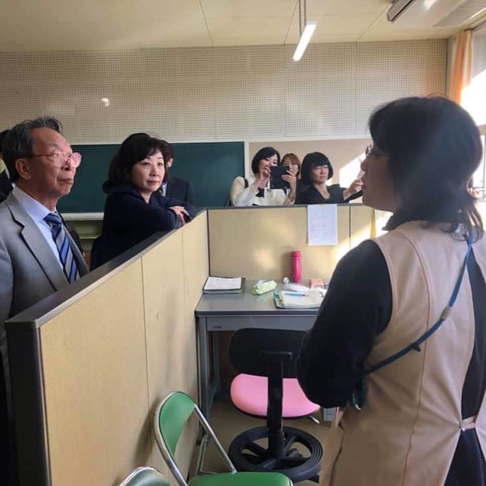 野田聖子さんのインスタグラム写真 - (野田聖子Instagram)「超党派議員勉強会「永田町子ども未来会議」での視察として大阪府豊中市に参りました。 衆議院議員 荒井聰議員他メンバーと共に、豊中市における障害児教育の取り組みについて、豊中市立北丘小学校・野畑小学校を視察させて頂きました。 豊中市では1952年に障害児教育について市民の相談に応じる教育相談室を設け、1978年に「豊中市障害児教育基本方針」を策定するなど、障害のある子どもたちが地域の学校に入学し、地域で生活することに重きを置いてきました。 障害の有無に関わらず、通常学級を学校生活の基盤とし日常生活に必要な力を伸ばし、集団生活の適応をはかる取り組みがなされています。 学校では教師と看護師がチームを組み、医療的ケア児とともに育つ子どもたちの姿、また人権尊重を基盤とし、どの子も安心して過ごせる学校の姿がありました。 豊中市の取り組みが全国の教育現場でも進むよう、永田町子ども未来会議メンバーと共に、これからも努めてまいります。 視察にご協力頂きました両小学校の先生方、生徒さんや御父兄の皆様、また最後までご同行くださいました長内繁樹豊中市長、豊中市教育委員会の皆様、ありがとうございました。  #野田聖子 #豊中市 #医療的ケア児 #北丘小学校 #野畑小学校 #障害児教育 #永田町子ども未来会議」11月6日 23時23分 - seiko.noda