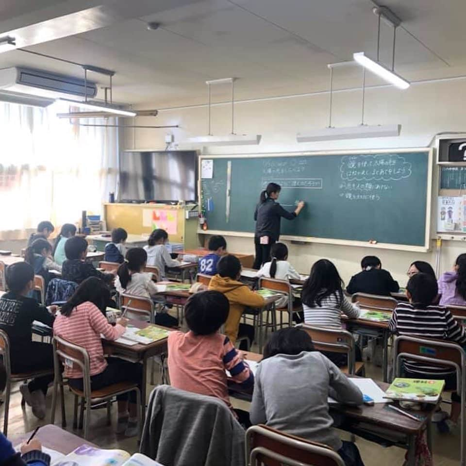 野田聖子さんのインスタグラム写真 - (野田聖子Instagram)「超党派議員勉強会「永田町子ども未来会議」での視察として大阪府豊中市に参りました。 衆議院議員 荒井聰議員他メンバーと共に、豊中市における障害児教育の取り組みについて、豊中市立北丘小学校・野畑小学校を視察させて頂きました。 豊中市では1952年に障害児教育について市民の相談に応じる教育相談室を設け、1978年に「豊中市障害児教育基本方針」を策定するなど、障害のある子どもたちが地域の学校に入学し、地域で生活することに重きを置いてきました。 障害の有無に関わらず、通常学級を学校生活の基盤とし日常生活に必要な力を伸ばし、集団生活の適応をはかる取り組みがなされています。 学校では教師と看護師がチームを組み、医療的ケア児とともに育つ子どもたちの姿、また人権尊重を基盤とし、どの子も安心して過ごせる学校の姿がありました。 豊中市の取り組みが全国の教育現場でも進むよう、永田町子ども未来会議メンバーと共に、これからも努めてまいります。 視察にご協力頂きました両小学校の先生方、生徒さんや御父兄の皆様、また最後までご同行くださいました長内繁樹豊中市長、豊中市教育委員会の皆様、ありがとうございました。  #野田聖子 #豊中市 #医療的ケア児 #北丘小学校 #野畑小学校 #障害児教育 #永田町子ども未来会議」11月6日 23時23分 - seiko.noda