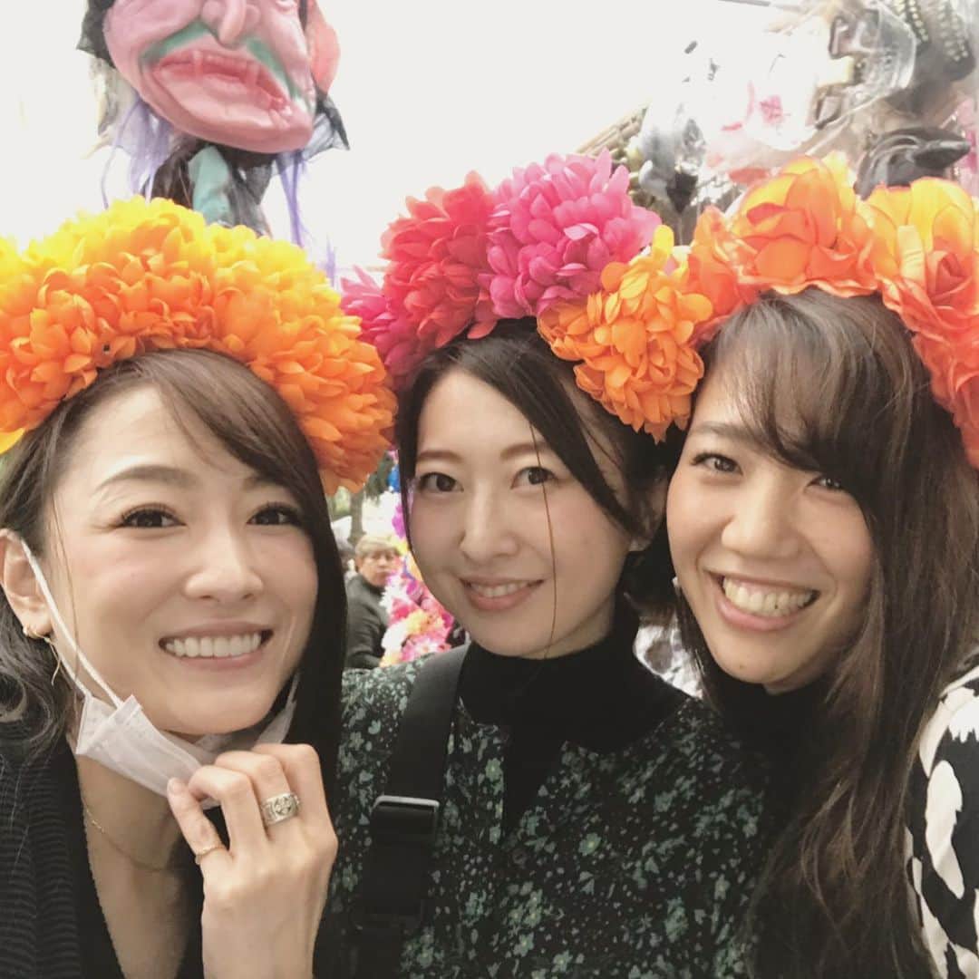 のインスタグラム：「まだメイクアートしてもらう前😊✨ . 本気なドクロファッションの人達が沢山居てまるでハロウィン🎃 . 頭にお花飾るだけでテンション上がる⤴️💕✨ Photo before getting makeup art There are a lot of serious skull fashion people like Halloween! We can raise tension just by decorating flowers on the head . @anzu_sayuri . #mexico #メキシコ #女子旅 #girlstrip #死者の日 #dayofthedead  #杏さゆり #SayuriAnzu」