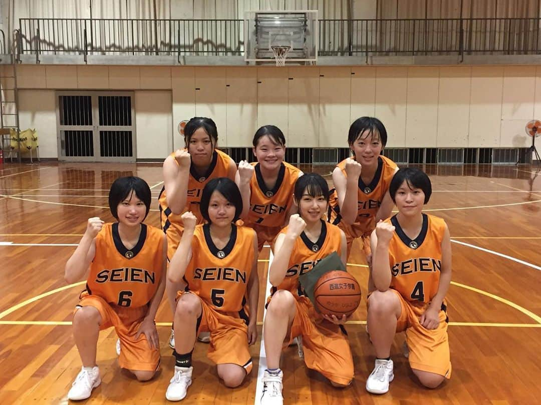 桜井日奈子さんのインスタグラム写真 - (桜井日奈子Instagram)「フジテレビ「BACK TO SCHOOL!」を見てくださった皆様ありがとうございます😊  オンエアではギュッとしていましたが、とても濃い4日間でした。  たくさん笑ったなぁ、  バスケでこんなにもまた本気で熱くなれたのは、 このメンバーのおかげです。  撮影に協力してくださった西遠女子学園の先生、生徒の皆さん、対戦してくださった磐田南高校バスケ部の皆さん、 本当にありがとうございました。  バスケ最高🏀！！ #backtoschool  #殺さない彼と死なない彼女」11月6日 23時22分 - sakurai.hinako_official