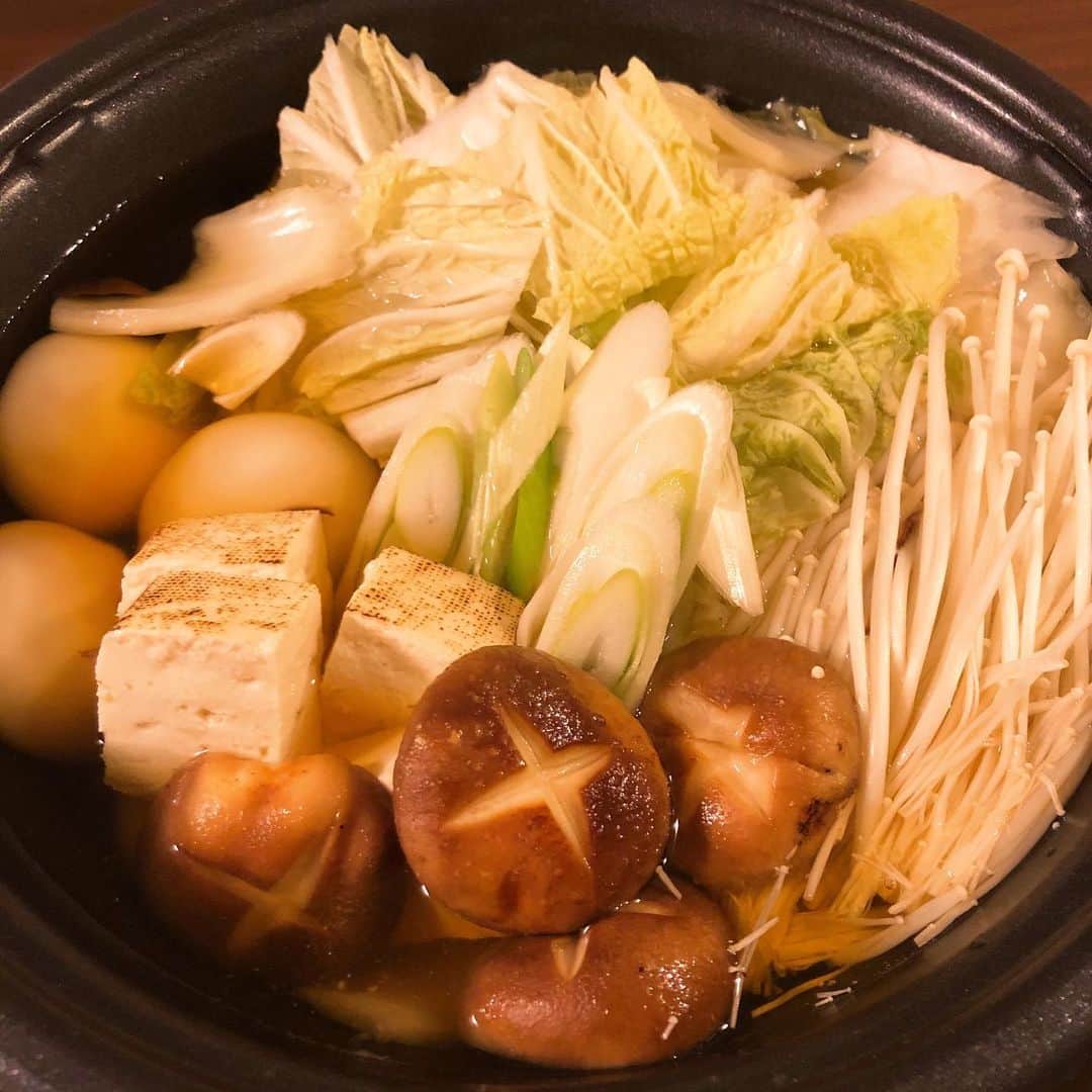 南條早紀のインスタグラム：「NABE🍲 . 寒くなると食べたくなるよね、鍋。 材料バーっと切って、 お鍋にボーン！してグツグツしたら 美味しく完成するってなんて素敵なの☺️ . お野菜たくさん食べられるし、最高。 ここに、ベニズワイちゃん🦀も 入っていただけたら、なお最高😊 . . あしたもがんばろ〜🍀 . . #鍋 #なべ #NABE #🍲 #寄せ鍋 #冬がはじまるよ #ぽかぽか #野菜 #たっぷり #ヘルシー #カニ鍋 #楽しみ #明日も頑張ろう #早紀飯」