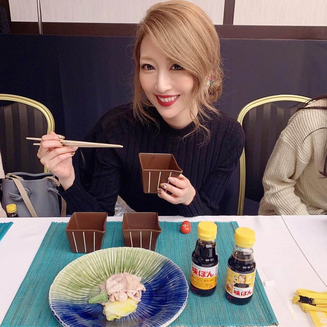 のインスタグラム：「ミツカン様より味ぽん55th記念イベント 「Let'sチャレぽんPARTY」にご招待いただきました！  味ぽんは馴染み深く、お鍋のお供としてはなくてはならない存在。55周年を迎えるなんて😆💕 会場では、豚しゃぶを3種類のチャレぽんが用意されていて頂く ↓↓↓ 一つ目は卵 ネギぽん 二つ目は豆乳オリーブオイルぽん 三つ目はサルサにタバスコ、一味唐辛子ぽん  私は豆乳オリーブオイルぽんがお気に入り😍  Twitterでイチオシチャレぽんを投稿キャンペーン開催中だよ〜〜 好きな具材と味ぽんを合わせて新しいチャレぽんにチャレンジ！  詳しくは http://www.mizkan.co.jp/ajipon/challenge/  そして、オリジナルラベル嬉しい😆 MAI味ぽん❤️❤️ #チャレぽん #味ぽん#PR#オリジナルラベル#お鍋の季節#そして#今夜は#大山鶏鍋#締めは麺派 #味ぽん好き#party#instagram#instafood#instagramjapan」