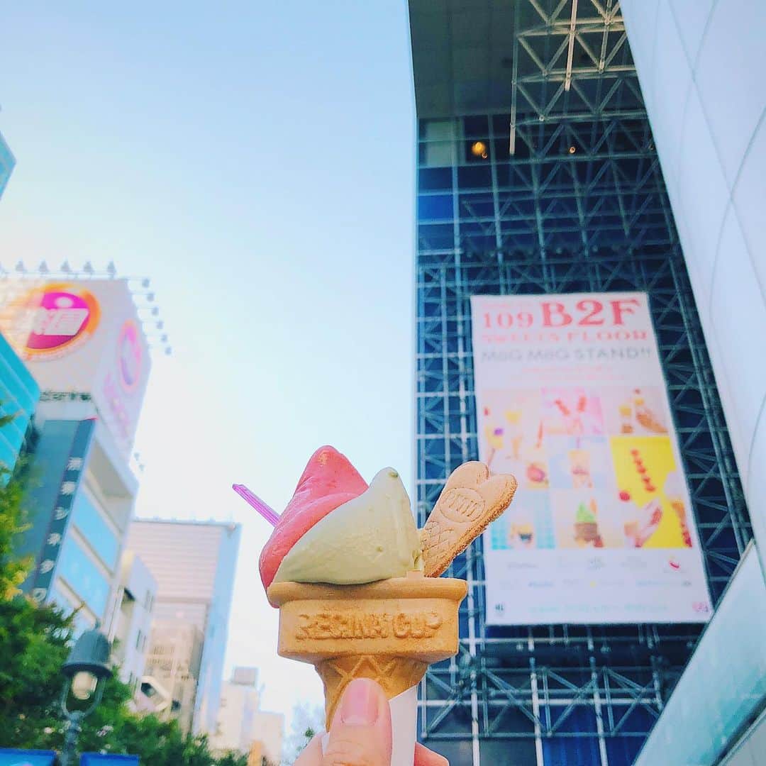 石野千尋のインスタグラム：「I’ve been collecting yummy ice cream from all over the world more than 6 years. Finally it works! New work for 109 in Shibuya B2F #mogmogstand 🍬 . 世界中のアイスをただひたすら写真に撮り #chihiice というタグでまとめて6年以上…それがついにお仕事に繋がりました！ 109のB2F #mogmogstand のグラフィックを撮影しました。 自分の写真がこんなに大きくなるなんて夢のよう🥰　 館内でもたくさん看板を見かけたので、お出かけの際はぜひ足を運んでみてくださいね！ . このアイスは @vitojapan のピスタチオとフランボワーズ🍓💚 . #chihiice #icecream #sweets #yummy #109 #shibuya #tokyo #japan #graphic #photo #photographer #work」