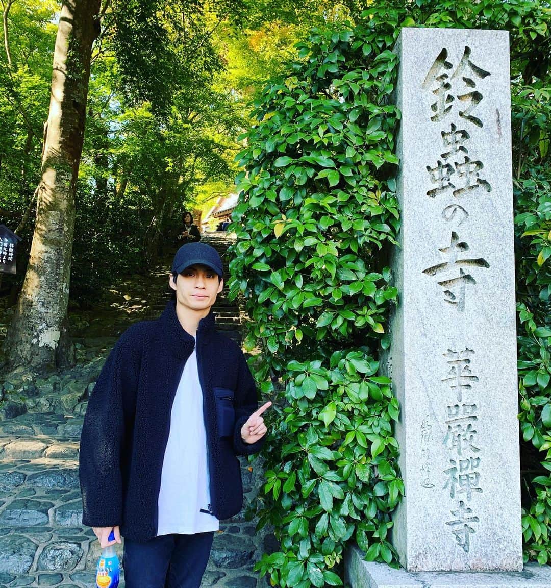 岩義人のインスタグラム：「#鈴虫寺 #嵐山 #願い事叶うかな #kyoto #suzumushitemple  ひとつだけ願い事が叶うという鈴虫寺。昨日の #esakamuse の店長さんにオススメされて参拝して参りました。お坊さんのありがたい説教をうけ、草鞋を履くお地蔵さんにお願いごとをひとつだけします。 かなったらまたお礼参りに来てください、とのことでした。 叶うといいな☺︎」