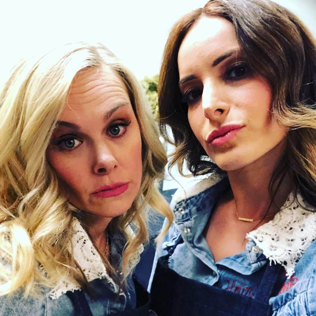 ジャッキー・セイデンさんのインスタグラム写真 - (ジャッキー・セイデンInstagram)「Belinda Sue and Kimmy are back in all denim on @nbcperfectharmony tomorrow night! Watch your back. And your front. #perfectharmony #nbc」11月6日 23時40分 - thejackieseiden