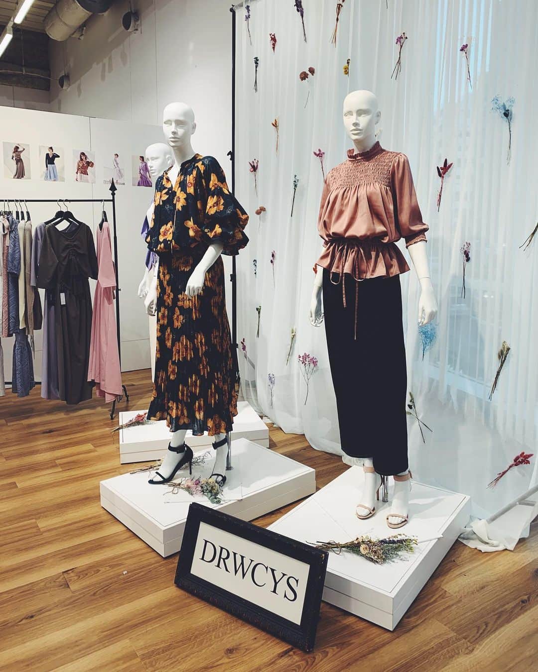 わちみなみのインスタグラム：「@drwcys_official  の展示会🍬🍬﻿ ﻿ 可愛いニットのセットアップを﻿ オーダーしました✨﻿ ﻿ ラベンダー色が流行ってるね💅💅﻿ ﻿#ドロシーズ #展示会 #展示会巡り」