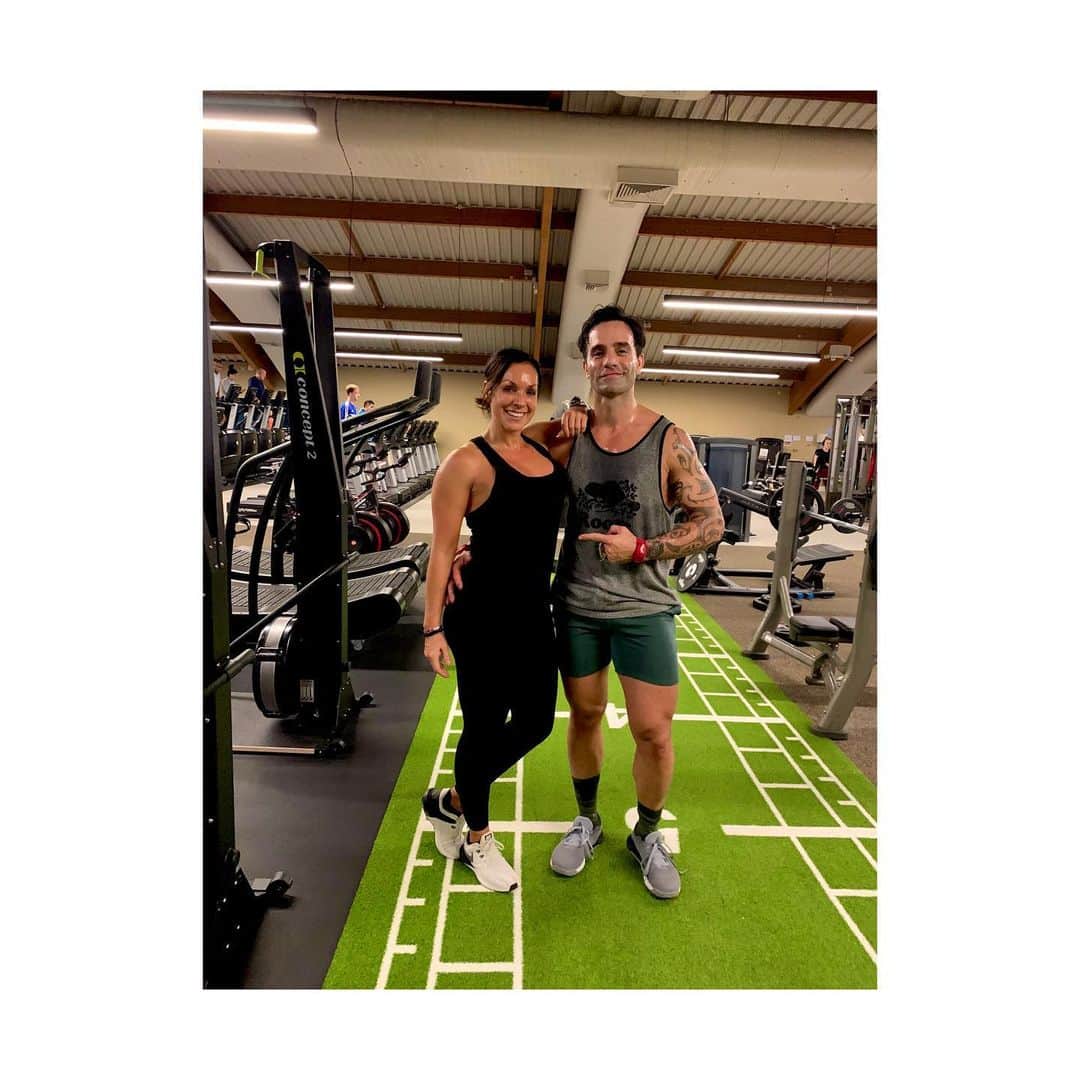 ラミン・カリムルーさんのインスタグラム写真 - (ラミン・カリムルーInstagram)「▫️My @mandykarimloo does not mess around when she calls out the workout▫️Dead ▫️But at least there’s always the sweaty kiss to look forward to ▫️」11月6日 23時47分 - raminkarimloo