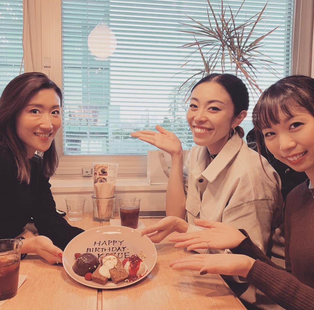 三ツ井裕美さんのインスタグラム写真 - (三ツ井裕美Instagram)「この前はケーキがなかったので、改めてケーキでお祝いしました🎂 ・ 会ってないのは数日なのに、話したいことが溢れる溢れるw ・ 改めておめでとうね🥰 ・ ・ ここのお店、お野菜がとても美味しいのと、スイーツも全て自家製で、卵や乳製品不使用という、身体にとても優しいメニューが沢山なのです😌 ・ お野菜をしっかり摂りたくなると来ます🥗 ・ ・ #サラダの写真撮り忘れた #パンもめちゃめちゃ美味しい🍞」11月7日 10時58分 - hiromi__km