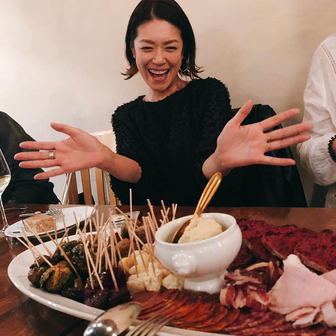 加藤紀子さんのインスタグラム写真 - (加藤紀子Instagram)「忘年会のリハーサルみたいなみんなと、マルティグラ😋  お料理の全部が全部、 テーブルの全部が全部、 美味しくて楽しくて幸せで  なぜだか不思議とスシざんまい👐✨ #マルティグラ  #夢のハンバーグ #ステーキまで駆け抜ける」11月7日 10時51分 - katonoriko