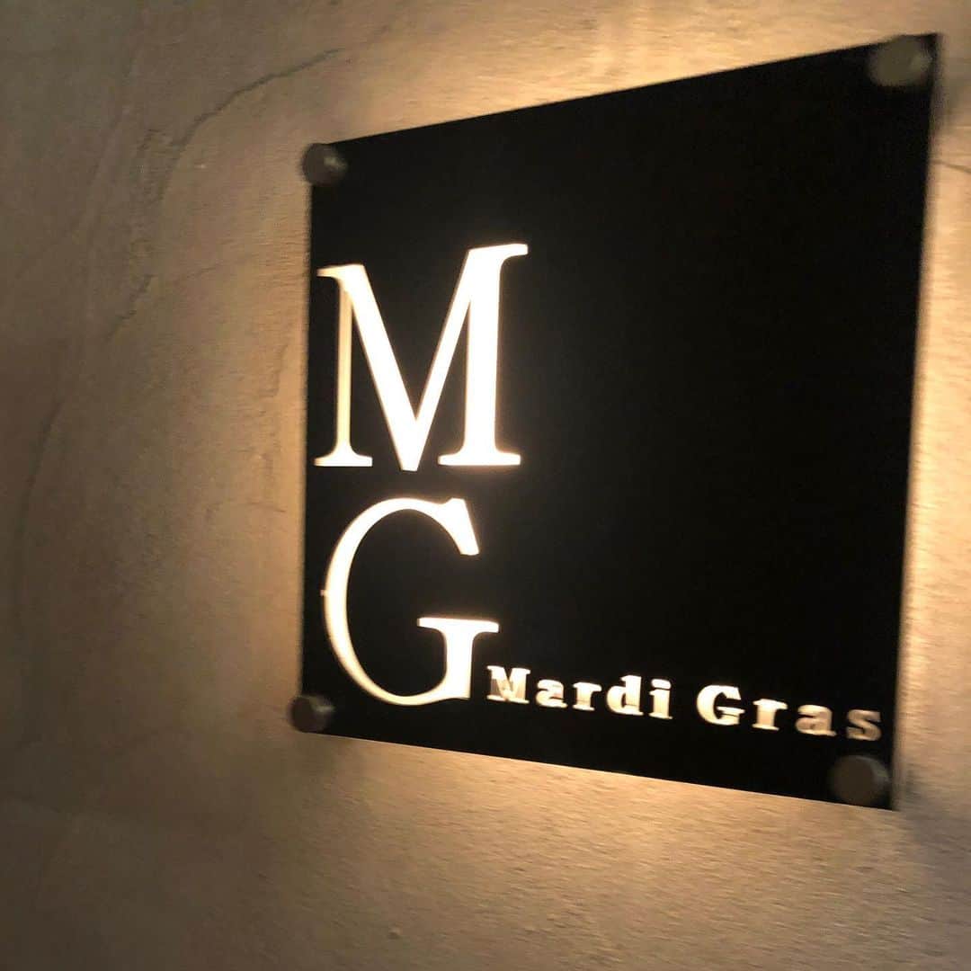 加藤紀子のインスタグラム：「忘年会のリハーサルみたいなみんなと、マルティグラ😋  お料理の全部が全部、 テーブルの全部が全部、 美味しくて楽しくて幸せで  なぜだか不思議とスシざんまい👐✨ #マルティグラ  #夢のハンバーグ #ステーキまで駆け抜ける」