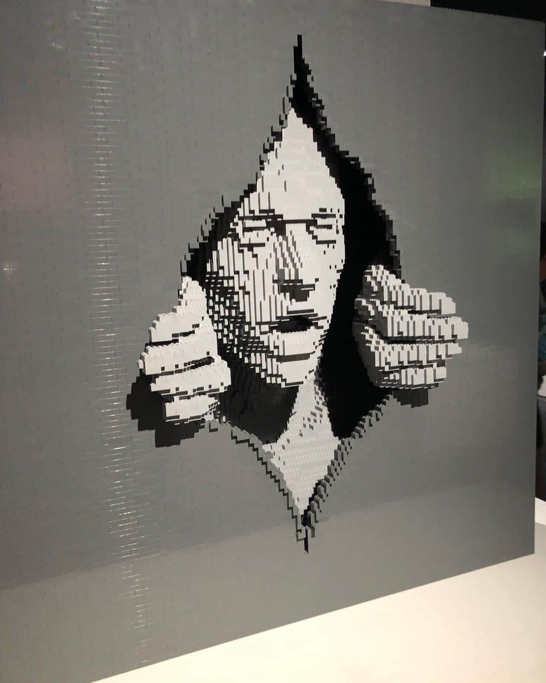Narumi Shikiyaさんのインスタグラム写真 - (Narumi ShikiyaInstagram)「“No matter where your heart want to lead you, there will be hands that try to hold you back. Life’s challenge is to find the strength to break free. I created this sculpture in response to so many people telling me “no” in my life. I wanted to break free of those people.” - Nathan Sawaya @nathansawaya  @lego」11月7日 9時47分 - naru_chan_official