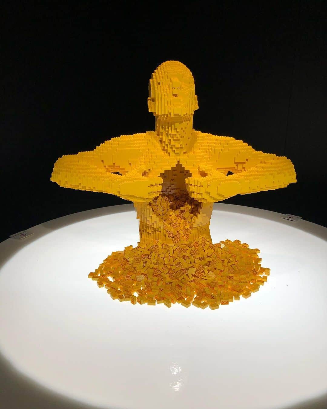 Narumi Shikiyaさんのインスタグラム写真 - (Narumi ShikiyaInstagram)「“No matter where your heart want to lead you, there will be hands that try to hold you back. Life’s challenge is to find the strength to break free. I created this sculpture in response to so many people telling me “no” in my life. I wanted to break free of those people.” - Nathan Sawaya @nathansawaya  @lego」11月7日 9時47分 - naru_chan_official