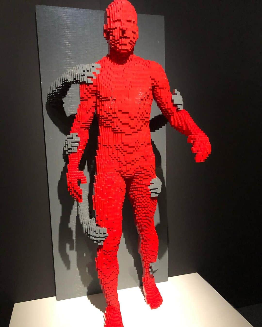 Narumi Shikiyaさんのインスタグラム写真 - (Narumi ShikiyaInstagram)「“No matter where your heart want to lead you, there will be hands that try to hold you back. Life’s challenge is to find the strength to break free. I created this sculpture in response to so many people telling me “no” in my life. I wanted to break free of those people.” - Nathan Sawaya @nathansawaya  @lego」11月7日 9時47分 - naru_chan_official