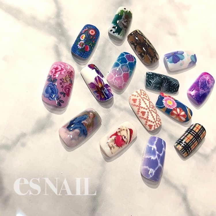 esNAILさんのインスタグラム写真 - (esNAILInstagram)「#オートネイル . . ✔店舗限定 オートネイルプラン 対象店舗(吉祥寺、名古屋、大阪、福岡) . .  新規導入キャンペーンと致しまして特別価格をご用意しております☺️✨ ・10本中2本アートが 吉祥寺、名古屋は5500円(税込) 大阪、福岡は4400円(税込) . ・10本中4本アートは 吉祥寺、名古屋は5940円(税込) 大阪、福岡は4840円(税込) . ※オフ、長さ出し、補強別途 .  約1,000種類近い様々なジャンルのプリントアートからお選び頂け、グラフィックアートや繊細さ際立つフラワーアートなど、手描きでは表現出来ないタッチやニュアンスもオートネイルならでは！！ . 皆さんにエスネイルの確かなクオリティーと最新アートを是非体験して頂きたく、頑張ってこの価格を設定させて頂きました。 この機会にお楽しみください💓  予告なくキャンペーンを終了させて頂く可能性もございます。 お早めにご予約お願い致します。  それではスタッフ一同ご来店をお待ち致しております！ . . ※店舗によりデザインがいくつか異なるものがあります。 ※ハンドのみ フットネイル不可  お問い合わせ(受付時間10:00~19:00) ☏ ⇒ 08030285155」11月7日 9時40分 - esnail_japan