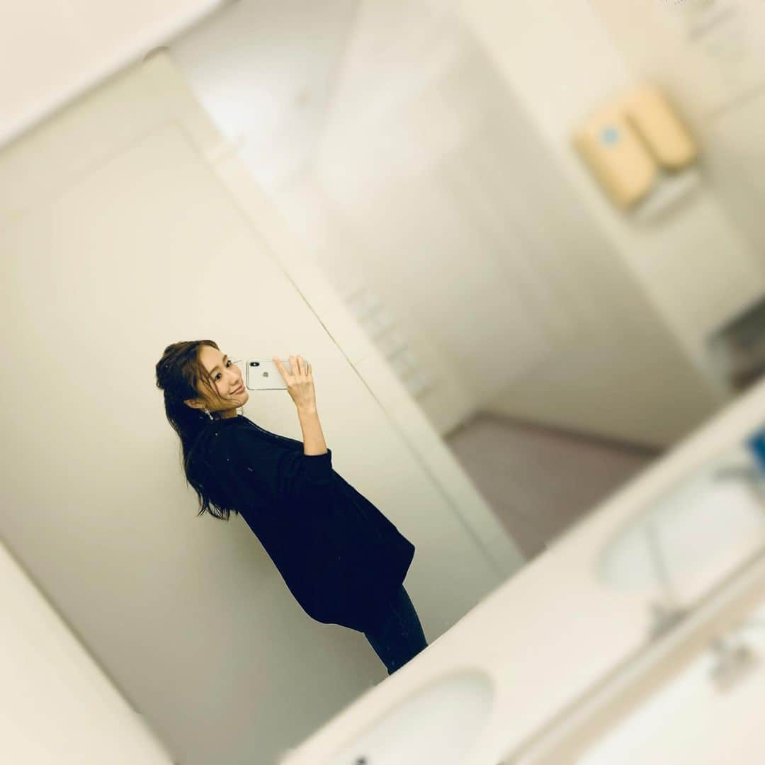 守永真彩さんのインスタグラム写真 - (守永真彩Instagram)「. . おはようございますー！ 今日は待ちに待った日☺️💓 テンション上がりながら移動中です♪ . . ＊ヘアアレンジ＊ . 最近ポニーテール好き♡ 写真は先週ヘアメイクの　@kina910 さんに作ってもらったの〜🦄✨ ゆるふわ感。やっぱりプロは凄い！ . . #ヘアメイク　#ロングヘア　#ポニーテール #ヘアアレンジ　#楽しみな日　 #楽しみな理由は #後ほど写真載せます #☺️」11月7日 9時42分 - maayamorinaga