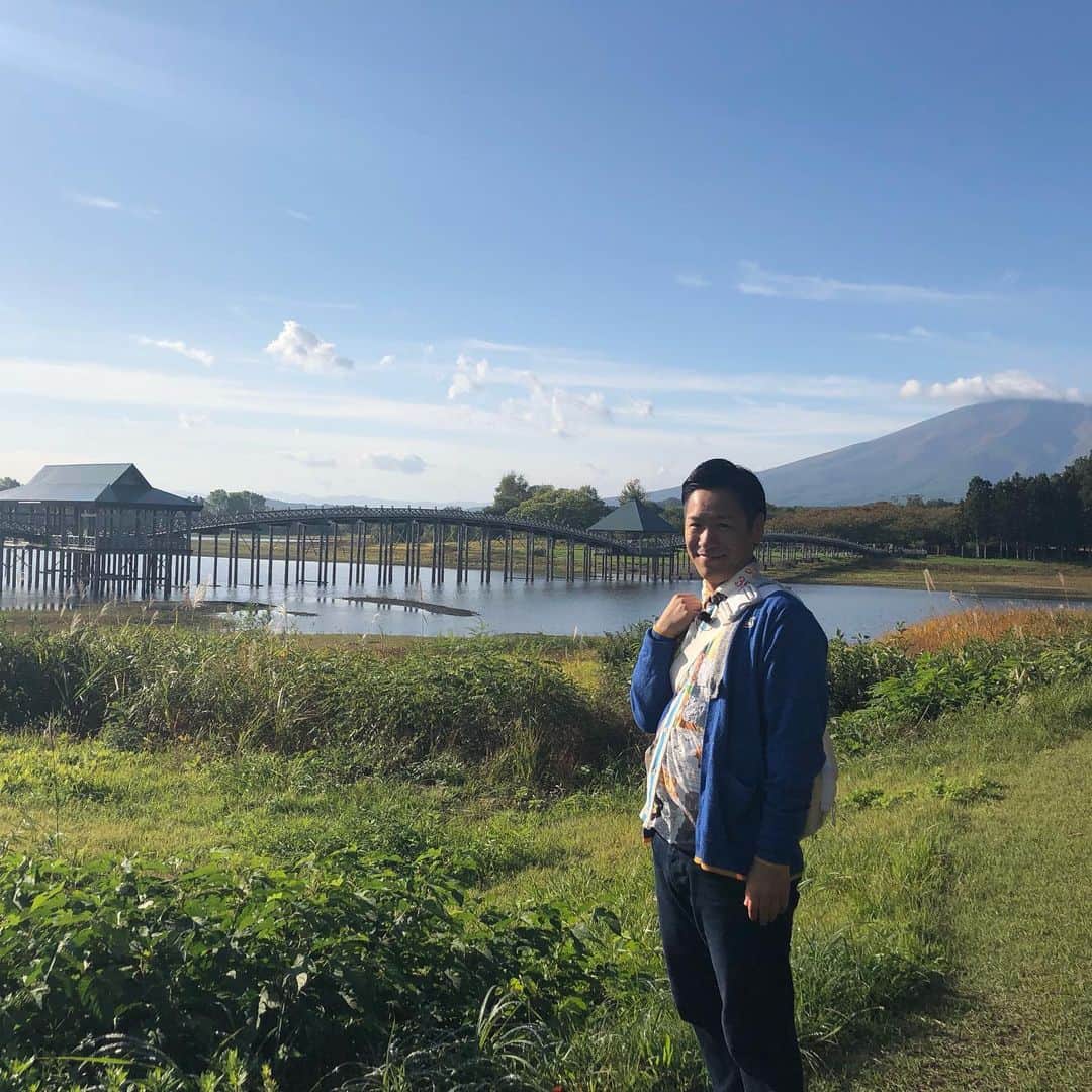 のインスタグラム：「. . . 今日11時40分から13時35分 テレビ東京 『昼めし旅〜あなたのご飯見せて下さい〜スペシャル』  青森県は鶴の舞橋周辺のご飯調査してきました。 85歳の現役美容師のスーパーおばあちゃんに偶然会えました。  すごい方ですよ。 みなさん是非〜。 . . . #ロケ#昼めし旅 #はんにゃ川島#テレビ東京」