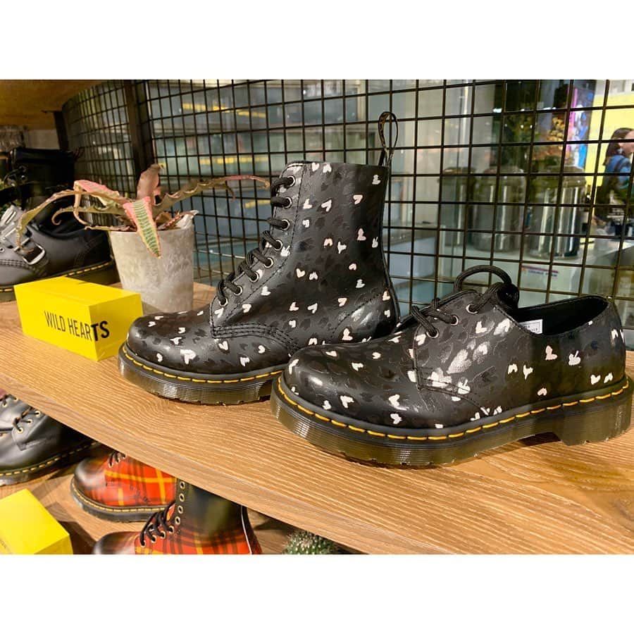 西脇彩華さんのインスタグラム写真 - (西脇彩華Instagram)「＊ 大好きな @drmartens_japan の#2020sscollection のPARTYに♡♡ ・ 見てるだけで幸せいっぱいでした😭✨ ありがとうございました🕊 ・ #drmartens #japan #fashion #shoes #boots #love #2020 #2020ss #exhibition #展示会」11月7日 9時59分 - chapon_930