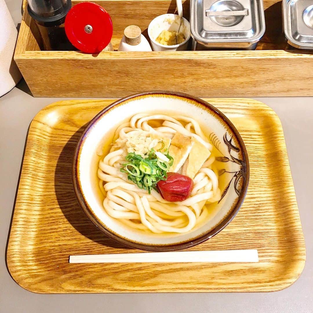 内田絢子さんのインスタグラム写真 - (内田絢子Instagram)「モーニング・コレクション！今週のモニコレは大阪本町にあるUdon Kyutaroのあさキュー。  目が覚める酸っぱさのふくよかな梅、ジューシーなキツネ。薬味はセルフスタイルで。ご主人が足で踏んで作る麺、周りはとぅるんと柔らかく、真ん中はしっかりとしたコシ。いりこ、昆布をベースに、さば、めじか、うるめを使った美味しいお出汁がうどんにしっかり絡みます。梅やキツネ、薬味の旨味もじわじわお出汁に広がる、朝から優しい1杯。  #udonkyutaro #あさキュー #うどんモーニング #朝うどん #fm802 #brightmorning #モーニングコレクション #モニコレ #金曜朝7時半からコーナーお届けしてます」11月7日 10時00分 - uccijun
