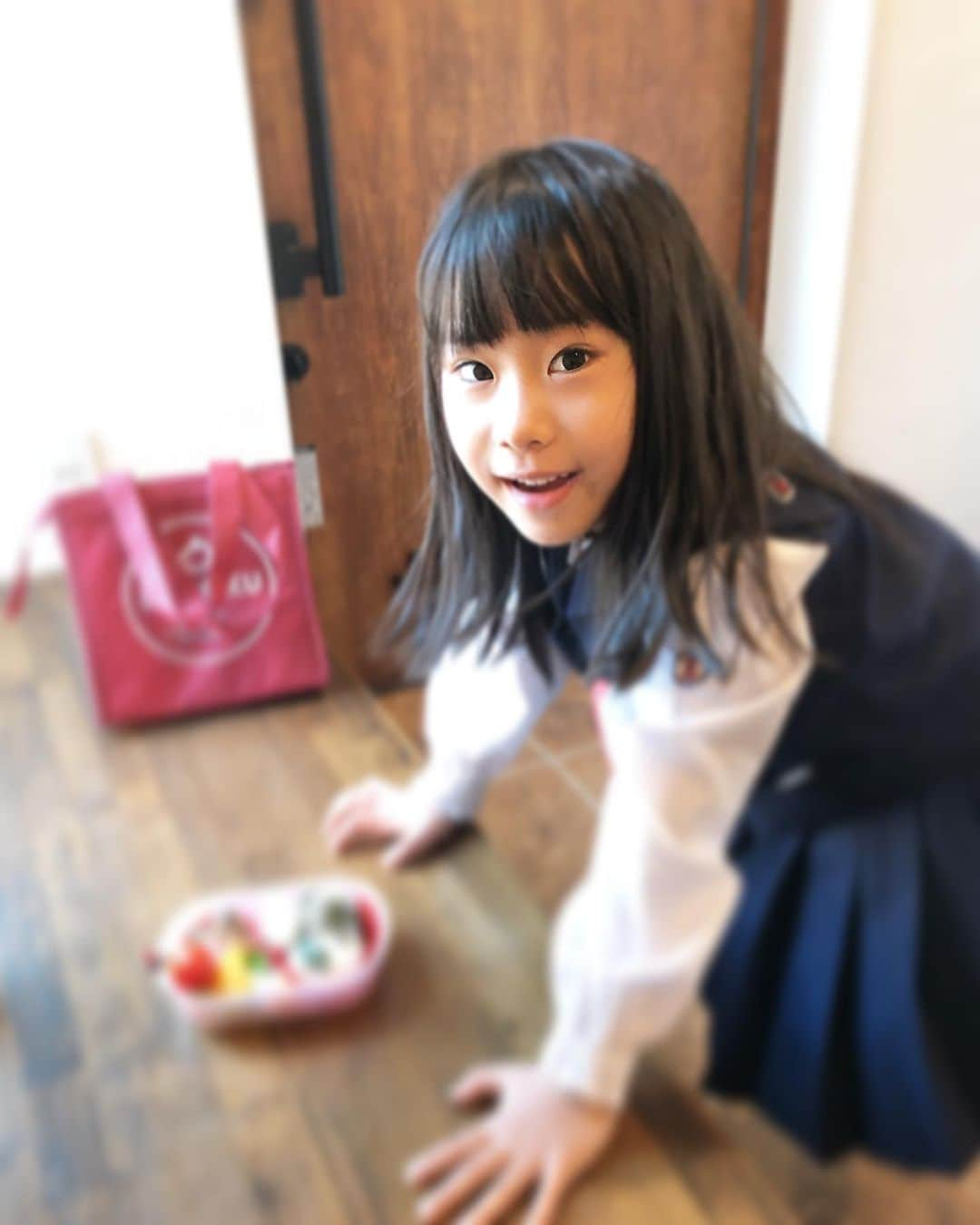 みきママさんのインスタグラム写真 - (みきママInstagram)「【羊のショーン弁当です！】. . . . 魚肉ソーセージ1本で、はる兄のおにぎり、杏ちゃんの弁当にしました☀️☀️☀️🌈🌈🌈 . . . . . ソーセージのおにぎらずと、魚肉ソーセージの磯辺揚げ風にしました✨✨✨. . . . すると、杏ちゃん「だれかににてる！！」ってさ。 . . . . . 杏ちゃん「〇〇せんせいににてる！」ってさ。 . . . . . おい、ご飯の時、先生に言っちゃだめだぞ。 . . . . #お弁当 #羊のショーン  #キャラ弁 #おにぎり #onigiri #obento #shaunthesheep #fnceats」11月7日 10時01分 - mikimama_official