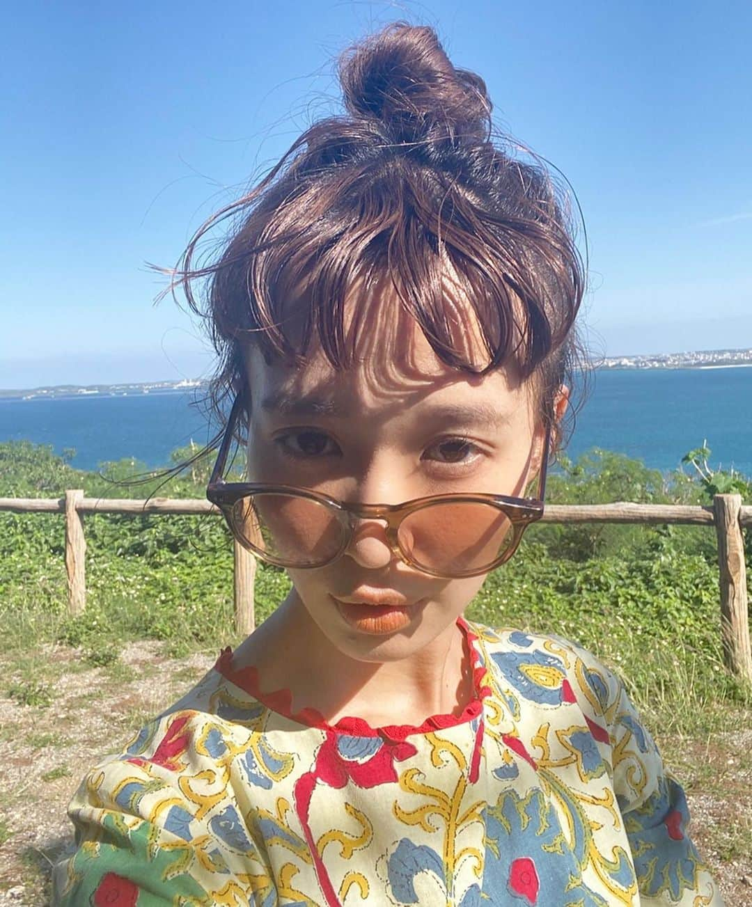 柴田紗希さんのインスタグラム写真 - (柴田紗希Instagram)「おはようさん☀︎ 昨日の宮古島コーディネート紹介♡ vintage one-piece...群馬県のJANTIQES bag...flower sunglasses... @zoff_eyewear しばさきコラボメガネ(カラーレンズver.) shoes... @angielala_vintage . この木は昨日見つけた素敵な木は 牧山公園を散策してたらいらっしゃった木さんです さてさて旅部2日目！ 今日はどんな出会いがあるかな〜☺️ #しば旅　#ゾフガルコレ」11月7日 10時13分 - shibasaaki