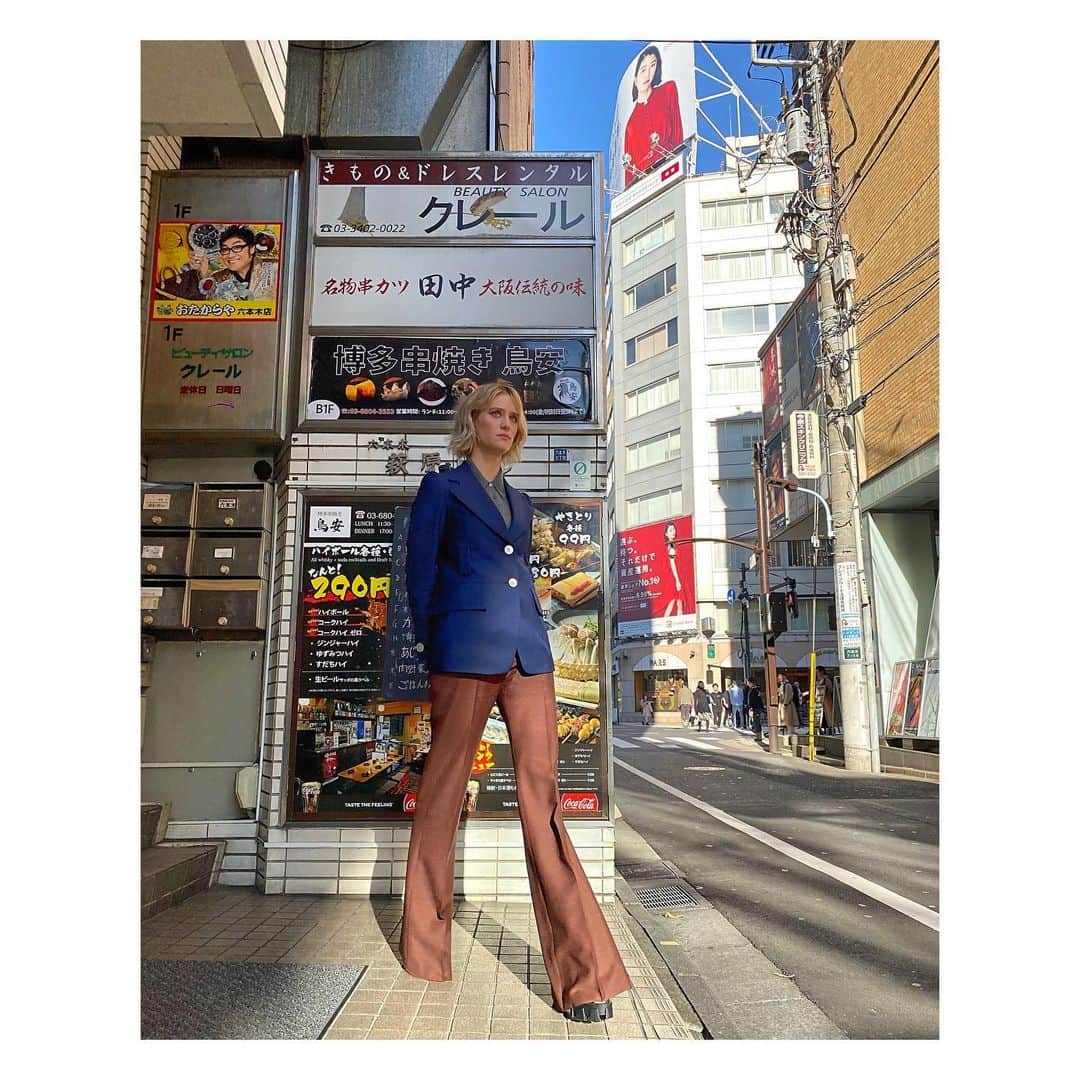 JO BAKERのインスタグラム：「M A C K E N Z I E • D A V I S 🇨🇦 Tokyo times... thanks for having us #mackenziedavis 💋💋💋 What a spectacular place to end this adventure!!! Style @karlawelchstylist @prada  Hair @jennychohair  Makeup by me #jobakermakeupartist #tokyo @terminator」