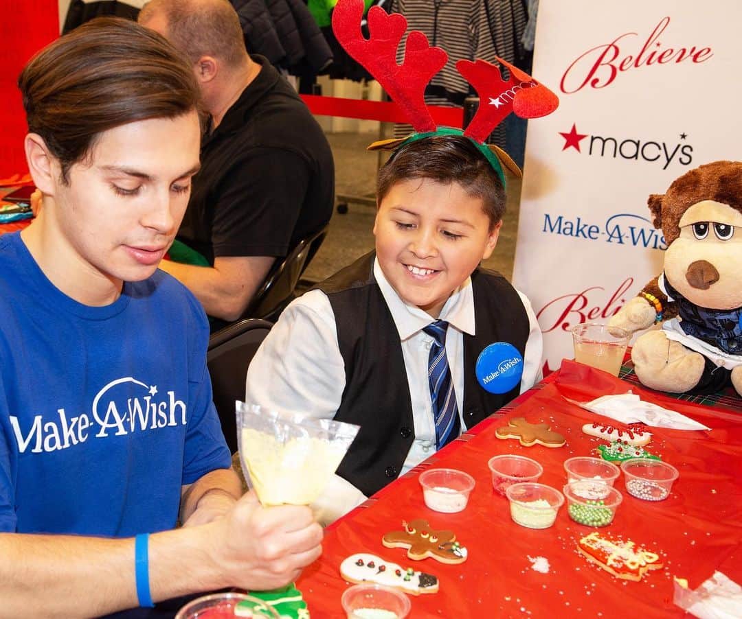 ジェイク・T・オースティンのインスタグラム：「Let’s make wishes come true! 🙏🏼@makeawishamerica grants life-changing wishes to children with critical illnesses 💫. I’m proud to be a part of #macysbelieve ❤️. @Macys will donate $1 to Make-A-Wish for every letter you (yes, “you”) write to Santa 📝…and you can do it in stores or at macys.com/believe 📲. I believe in you, and I believe that together, we can get to $1 million 🙌🏾! So drop a note to Santa and bring more wishes to kids this holiday season ❄️. Join me today, and let’s get this done before Dec 24 🎄.」