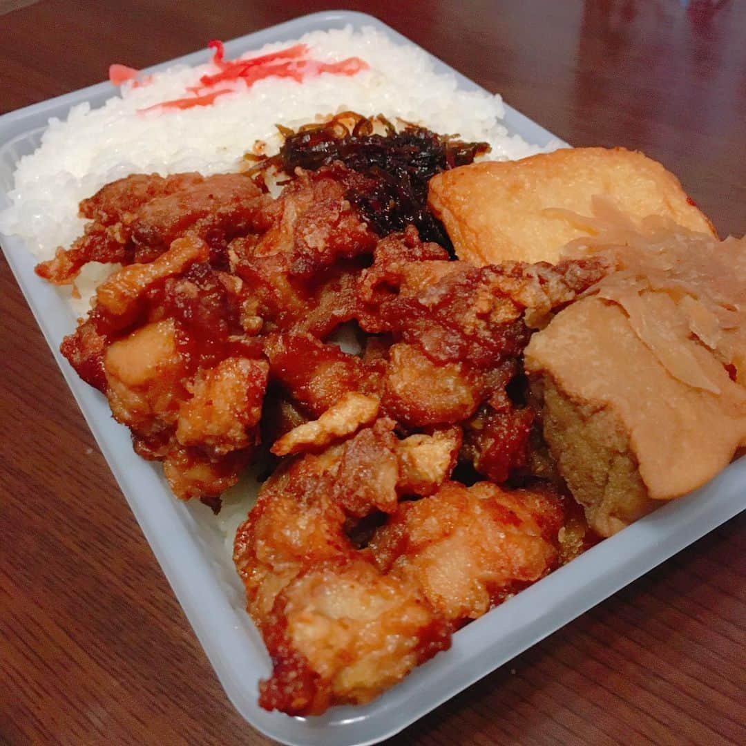 山西章博のインスタグラム：「パン屋さんに売っていたお弁当。蓋が閉まらんくらい入ってる。包装紙で蓋固定してた。二回に分けて食べます…。 #パン屋さん #唐揚げ弁当 #蓋乗せてるだけ #緑が一切ない #気持ちがいい #分かりづらいけど、唐揚げ10個以上入ってる #分かりづらいけど、煮物の下に卵焼きとソーセージフライ入ってる #分かりづらいけど、おかずの下までご飯入ってる #分かりづらいけど、米一合半は入ってる #凄いボリューム #そして美味い #これで580円  #パンもデカくて安くて美味い #どうなってんねん」