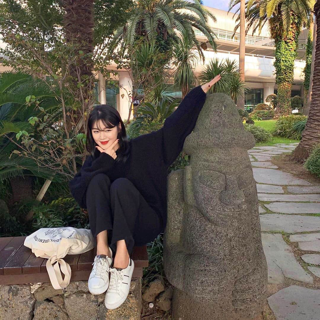 HOTPING公式アカウントさんのインスタグラム写真 - (HOTPING公式アカウントInstagram)「ヘミンちゃん in チェジュ島☀️ 可愛い冬物新作アイテム撮影中です！アップデートお楽しみに☃️ − #チェジュ島#撮影#冬物新作#韓国好きな人と繋がりたい#핫핑#hotping」11月7日 10時13分 - hotping_japan