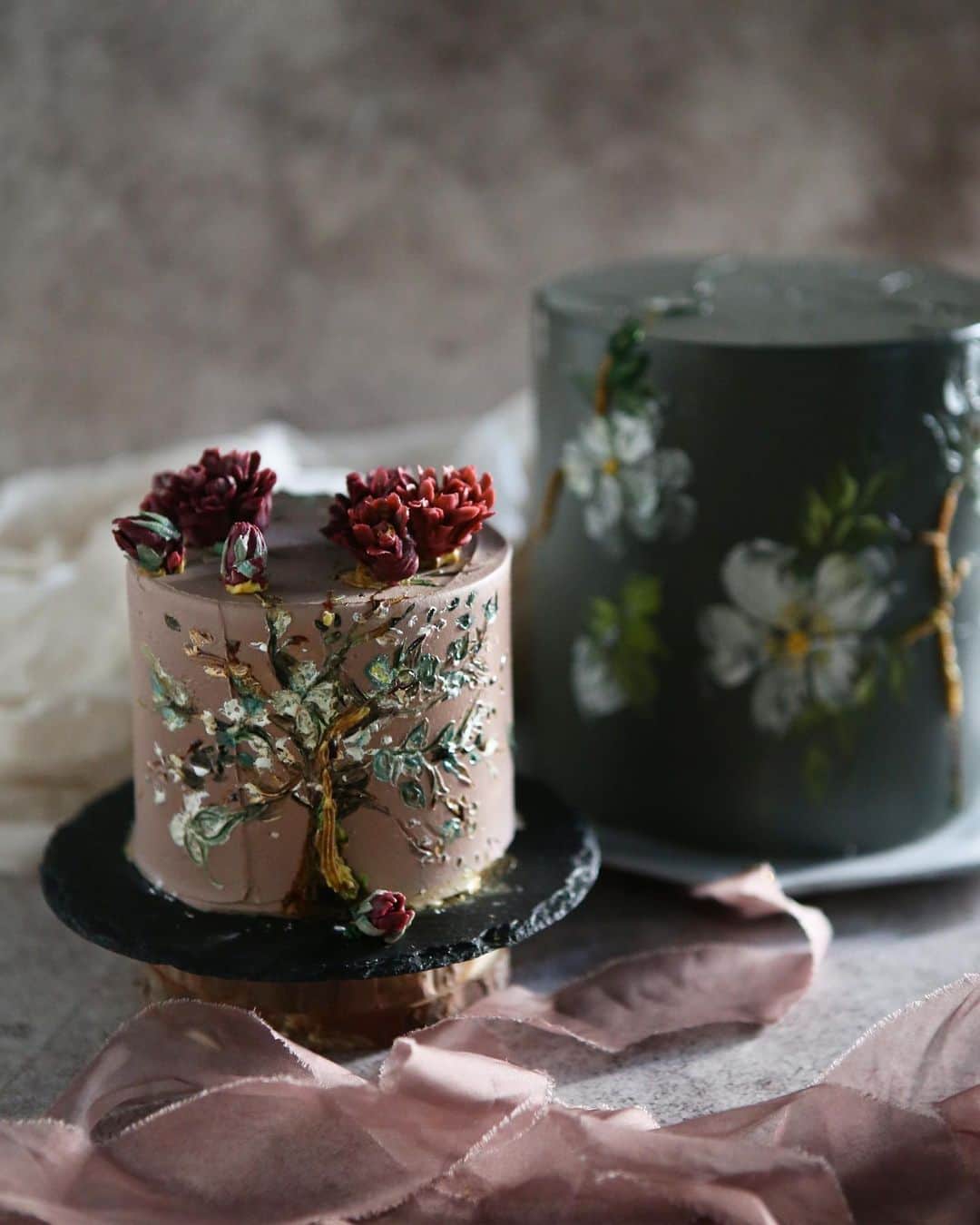 청담 수케이크 (atelier soo)さんのインスタグラム写真 - (청담 수케이크 (atelier soo)Instagram)「ㅡ painting cake chocolate cream ⚜️ 늘해보고싶었던.케익.그림. ㅡ #flower #cake #flowercake #partycake #birthday #weddingcake #buttercreamcake #buttercream #버터크림플라워케이크 #バタ #フラワー #バタークリーム #バタークリームケーキ #フラワーケーキ #スウィーツ ㅡ www.soocake.com vkscl_energy@naver.com」11月7日 10時24分 - soocake_ully