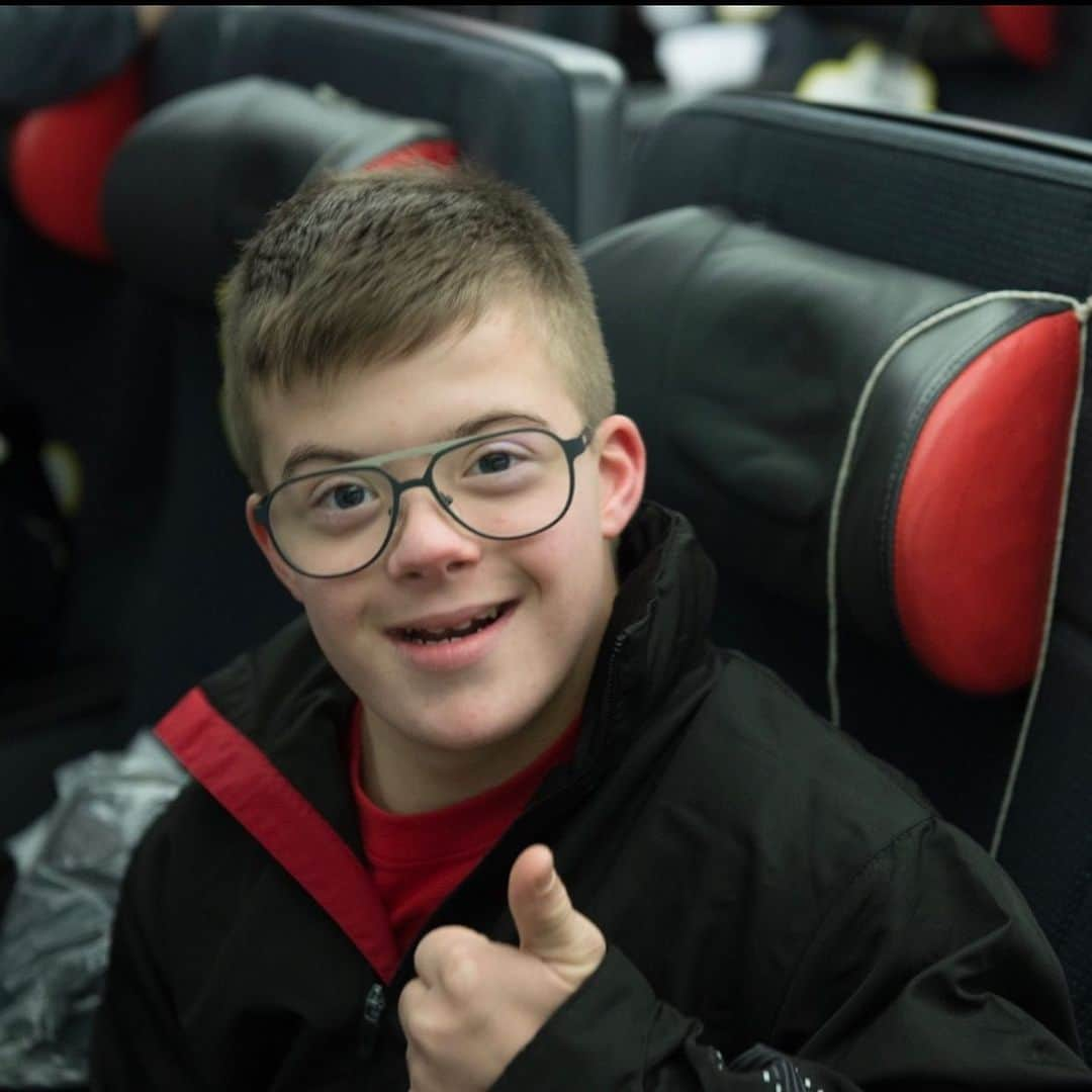 AIR CANADAさんのインスタグラム写真 - (AIR CANADAInstagram)「From Montreal to Walt Disney World! The #AirCanadaFoundation and #DreamsTakeFlight are flying deserving children with special needs to Florida. This morning nearly 200 children set flight to the happiest place on Earth alongside a team of volunteers and supporters for the trip of a lifetime. Take lots of 📸’s, everyone! . . De Montréal à Walt Disney World! La #FondationAirCanada et #VoyagesDeRêves transportent des enfants ayant des besoins spéciaux en Floride. Près de 200 enfants se sont envolés ce matin à destination de l’endroit le plus joyeux sur terre, avec des bénévoles et des contributeurs. Amusez-vous 📸!」11月7日 10時26分 - aircanada