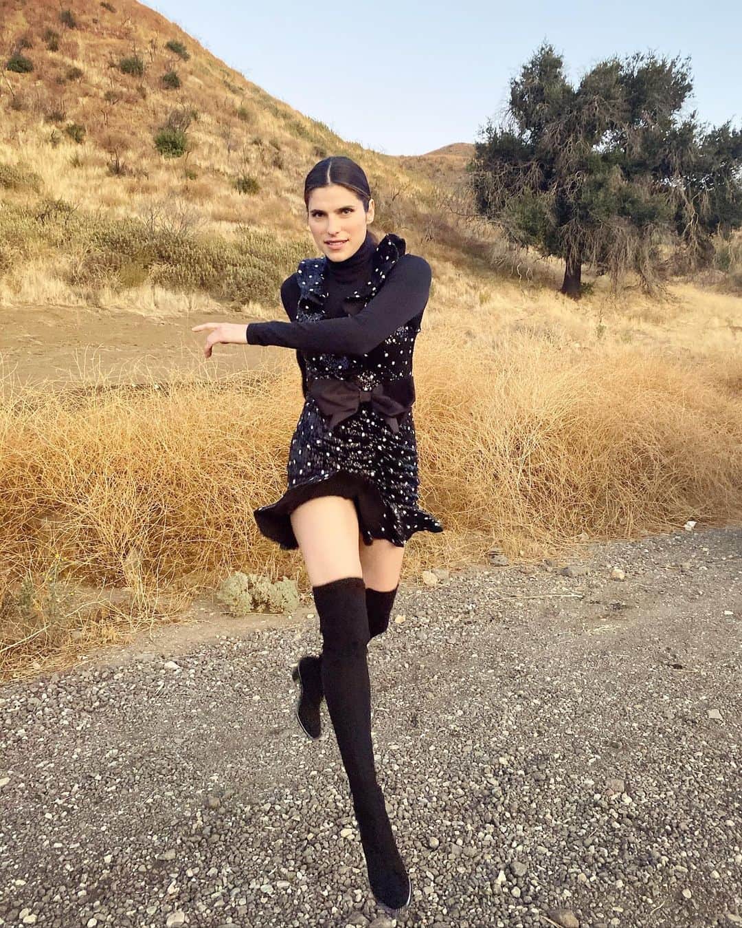 レイク・ベルのインスタグラム：「I can’t stand still. Especially when I rocking @giambattistavalliparis X H&M ❤️ Style @chrisclassen Make up @debraschrey Hair @anissaemily」