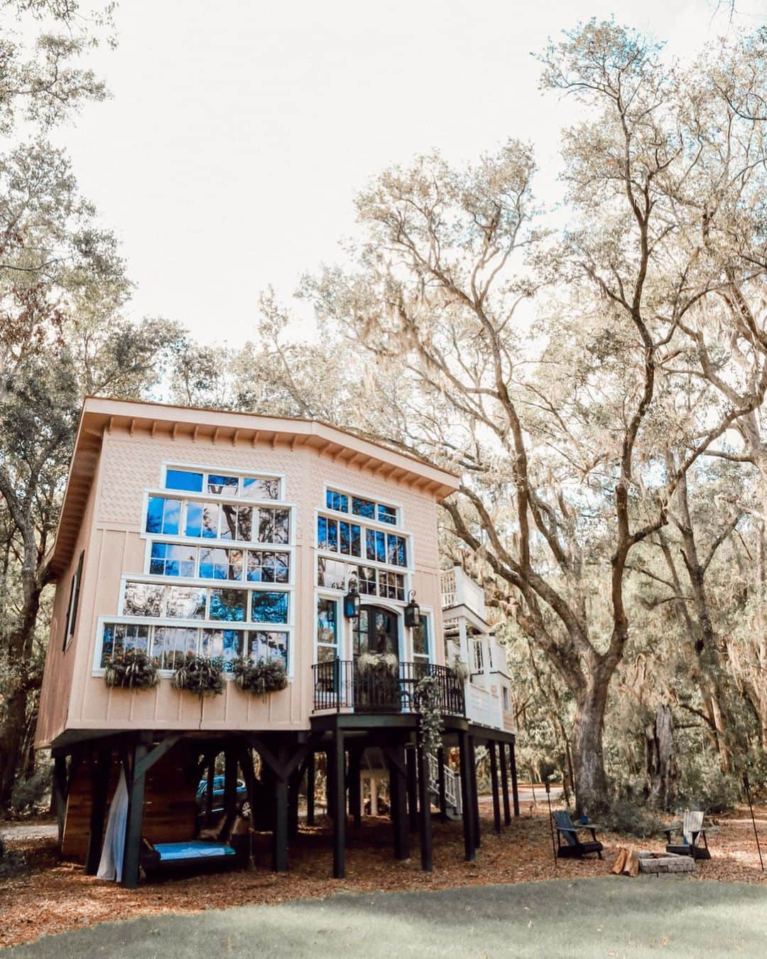 マリーナ・ラスウィックさんのインスタグラム写真 - (マリーナ・ラスウィックInstagram)「New post up on the blog today! Our friends invited us to stay at their @boltfarmtreehouse and it was just magical💫 Check out the blog to see more photos (link in bio)😍!」11月7日 1時52分 - marooshk