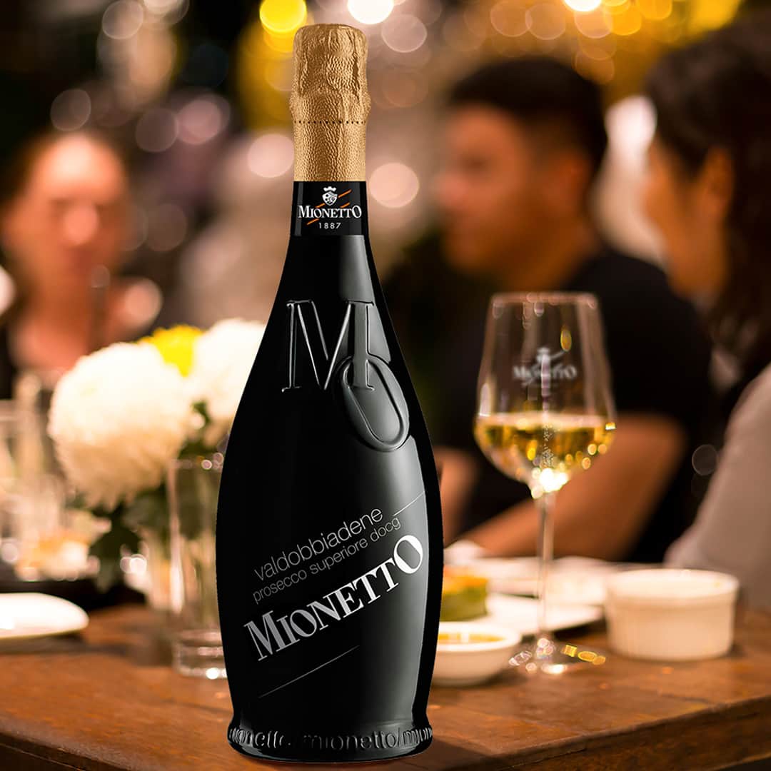 Mionetto Proseccoさんのインスタグラム写真 - (Mionetto ProseccoInstagram)「Dinner date at the very last? Choose Mionetto Prosecco and you’ll be the best guest! #mionettoprosecco  Enjoy Mionetto responsibly」11月7日 2時01分 - mionetto_prosecco