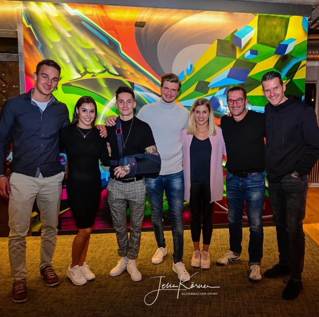 マゼル・ニューエンのインスタグラム：「Together with 24passion team, we had a really cool evening  yesterday at the @network.711 networking event.✌🏼 #network #n711 #friends #24passion #gymnastics #themarcelnguyen」
