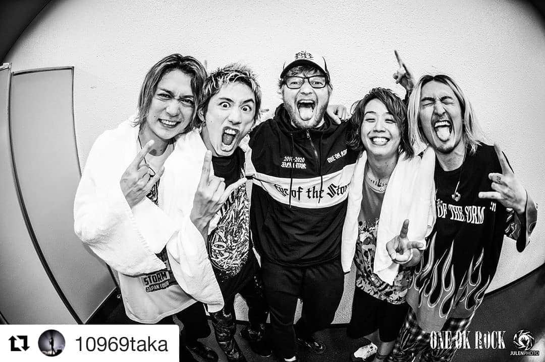 ONE OK ROCKさんのインスタグラム写真 - (ONE OK ROCKInstagram)「#Repost @10969taka (@get_repost) ・・・ We had special special collaboration tonight!!! #whereveryouare #shapofyou @teddysphotos @oneokrock  photo by @julenphoto」11月7日 2時39分 - oneokrockofficial