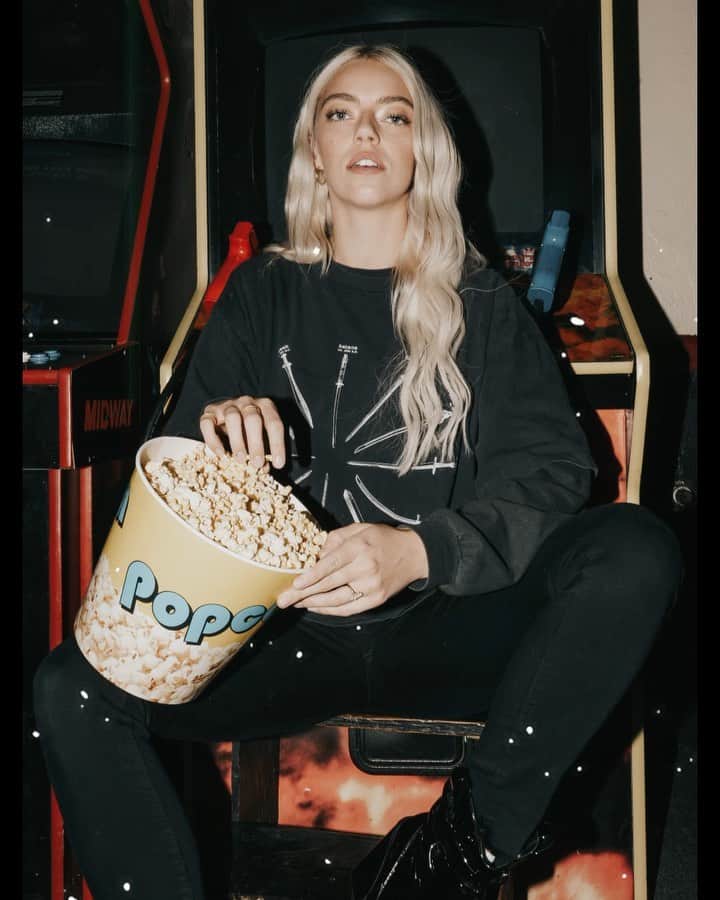 パイパー・アメリカ・スミスのインスタグラム：「The movie theater is my second home 🖤 @sk8orjuan」