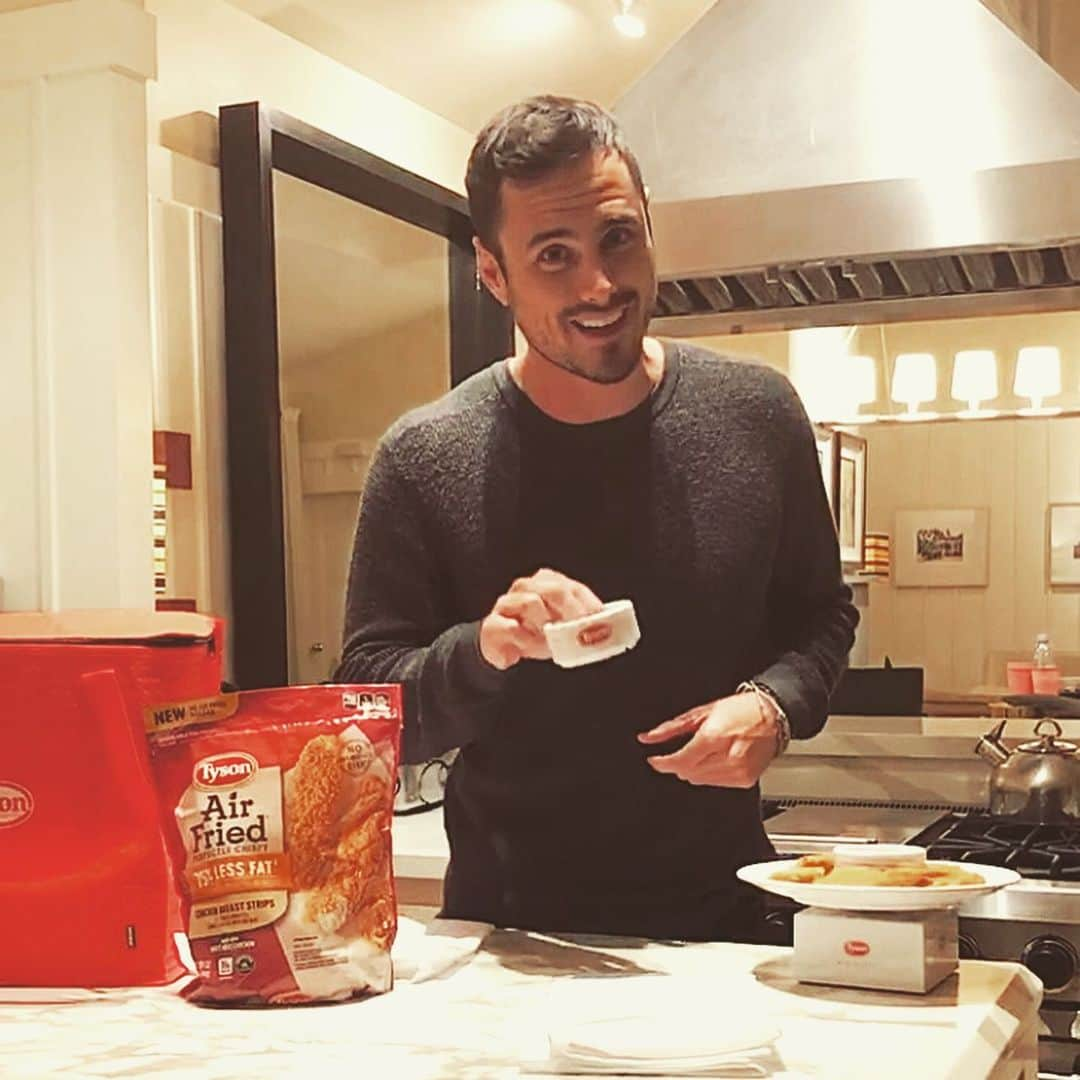 ベン・ヒギンズさんのインスタグラム写真 - (ベン・ヒギンズInstagram)「This stuff is great! Tyson’s NEW Tyson Air Fried Chicken! #sponsored  To celebrate, @tysonbrand is elevating mealtime with a unique giveaway – a plate that actually levitates: the Air Plate by Tyson Brand.  A levitating plate and the new Tyson Air Fried Chicken Breast Strips  People who want their own Air Plate by Tyson Brand will have the chance to win by tweeting @tysonbrand , using the hashtag #TysonAirPlateSweepstakes and commenting on how they will use the Air Plate by Tyson Brand to elevate their next meal. The giveaway ends this Thursday, so enter now!」11月7日 2時48分 - higgins.ben