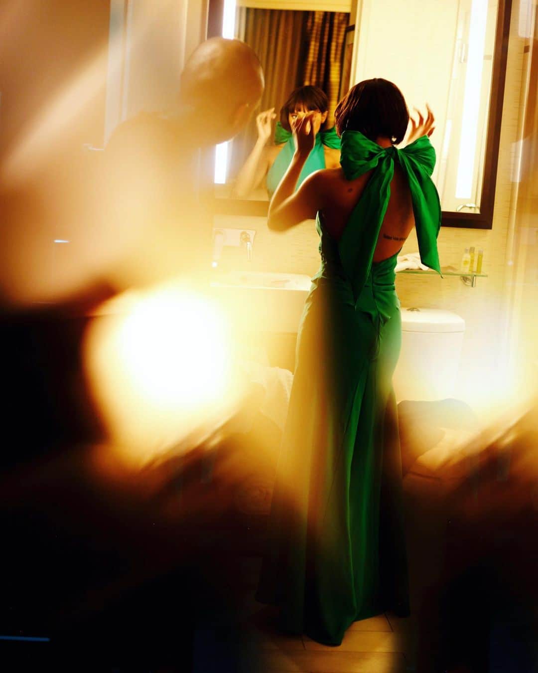 カテリーナ・グレアムさんのインスタグラム写真 - (カテリーナ・グレアムInstagram)「Seriously if this is not the most perfect holiday dress I don’t know what is.... Getting bow tied, trimmed and painted for the CFDA x Vogue Fashion Fund dinner in the only @christopherjohnrogers 📸 @haroldjulian 🙏🏽🙌🏽」11月7日 3時01分 - katgraham