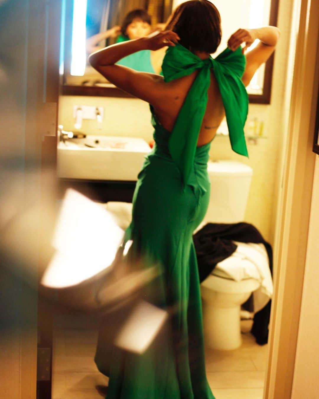 カテリーナ・グレアムさんのインスタグラム写真 - (カテリーナ・グレアムInstagram)「Seriously if this is not the most perfect holiday dress I don’t know what is.... Getting bow tied, trimmed and painted for the CFDA x Vogue Fashion Fund dinner in the only @christopherjohnrogers 📸 @haroldjulian 🙏🏽🙌🏽」11月7日 3時01分 - katgraham