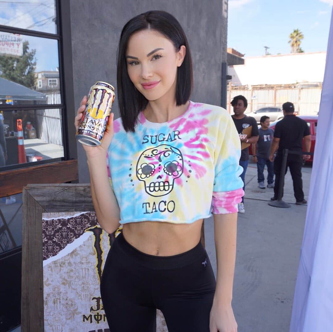 ジェイド・ニコルのインスタグラム：「Had so much fun catering with @sugartaco and @foodbeast for the launch of this new coffee drink, @javamonster Farmer’s Oats! It’s vegan and made with oat milk, sooo good!! #javamonsterpartner #sugartaco #sponsored」