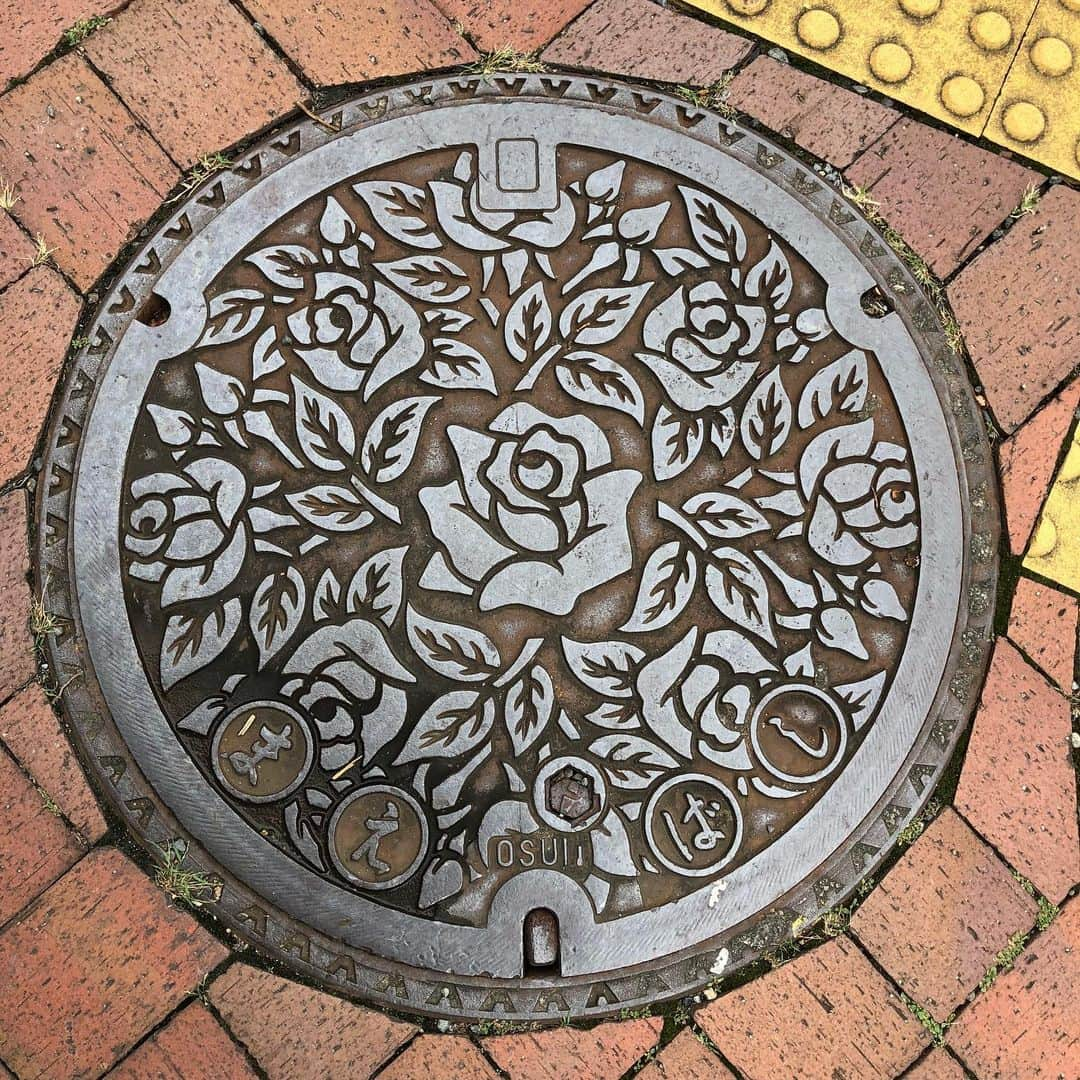 岡倫之さんのインスタグラム写真 - (岡倫之Instagram)「A manhole in Maebashi, Gunma, Japan. My hometown. #manhole #manholecover #manholes #manholecovers #manholestagram #hobby #object #art #artwork #instagood #GOK #GreatOKharn #Japan #maebashi  #gunma  #マンホール #マンホーラー #インスタ映え #芸術 #アート #趣味 #漢 #下を向いて歩こう #世界のマンホール #オーカーン #日本 #群馬県 #前橋市 #故郷」11月7日 3時23分 - great_o_khan