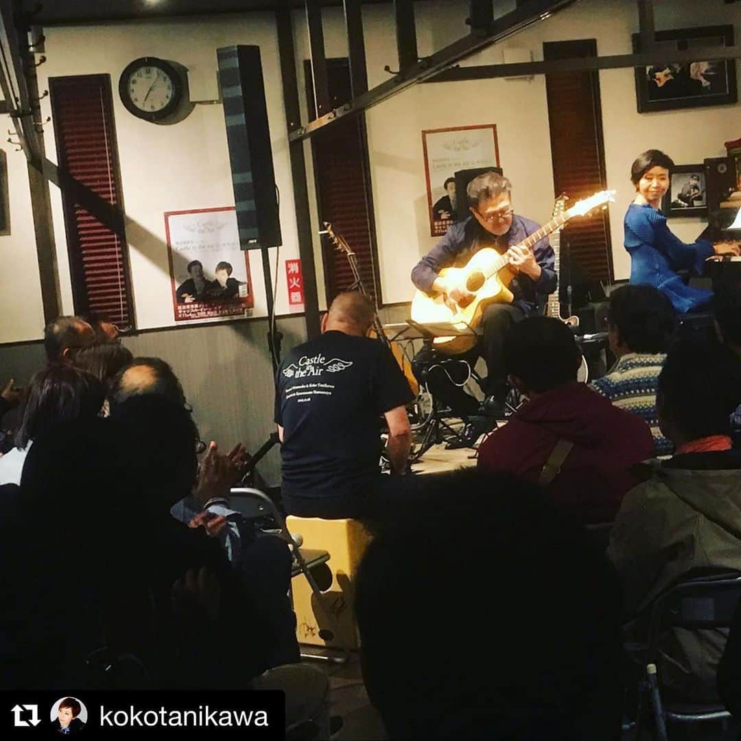 渡辺香津美のインスタグラム：「#Repost @kokotanikawa with @get_repost ・・・ 11月4日 5回目となる今年の気仙沼/ 浜の家でのライブも。大盛りに盛り上がり、アンコールでは会場全体の手拍子リズムに、浜の家ご主人もカホンで参加のHAVANA （SATOYAMA Version ) ！ 毎年Sold Out ながら、お店の配慮で初めてご来場の方々もいらっしゃり、若い世代にも裾野を広げています。こうして少しづつでも、この特設ステージを手作りした空間でのライブ体験者が増えていくことは、その時限りではない、『浜の家』というBeautiful Village に集う仲間として、地域の音楽や郷土芸能までの繋がりに一役かっていることを垣間見て、とても嬉しく思いました。  浜の家＆HAVANA倶楽部のみなさま、繋がるすべての皆様に、あらためて心から感謝を捧げます。  #キャッスルインジエア  #浜の家」