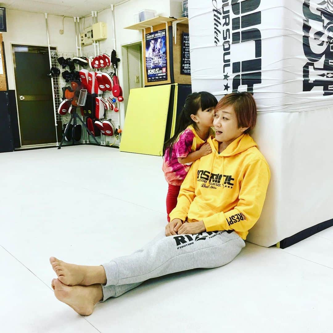 のインスタグラム：「コソコソ話し☺️ @inspirit_japan #パーカー #オレンジゴールド #お気に入り ❣️」