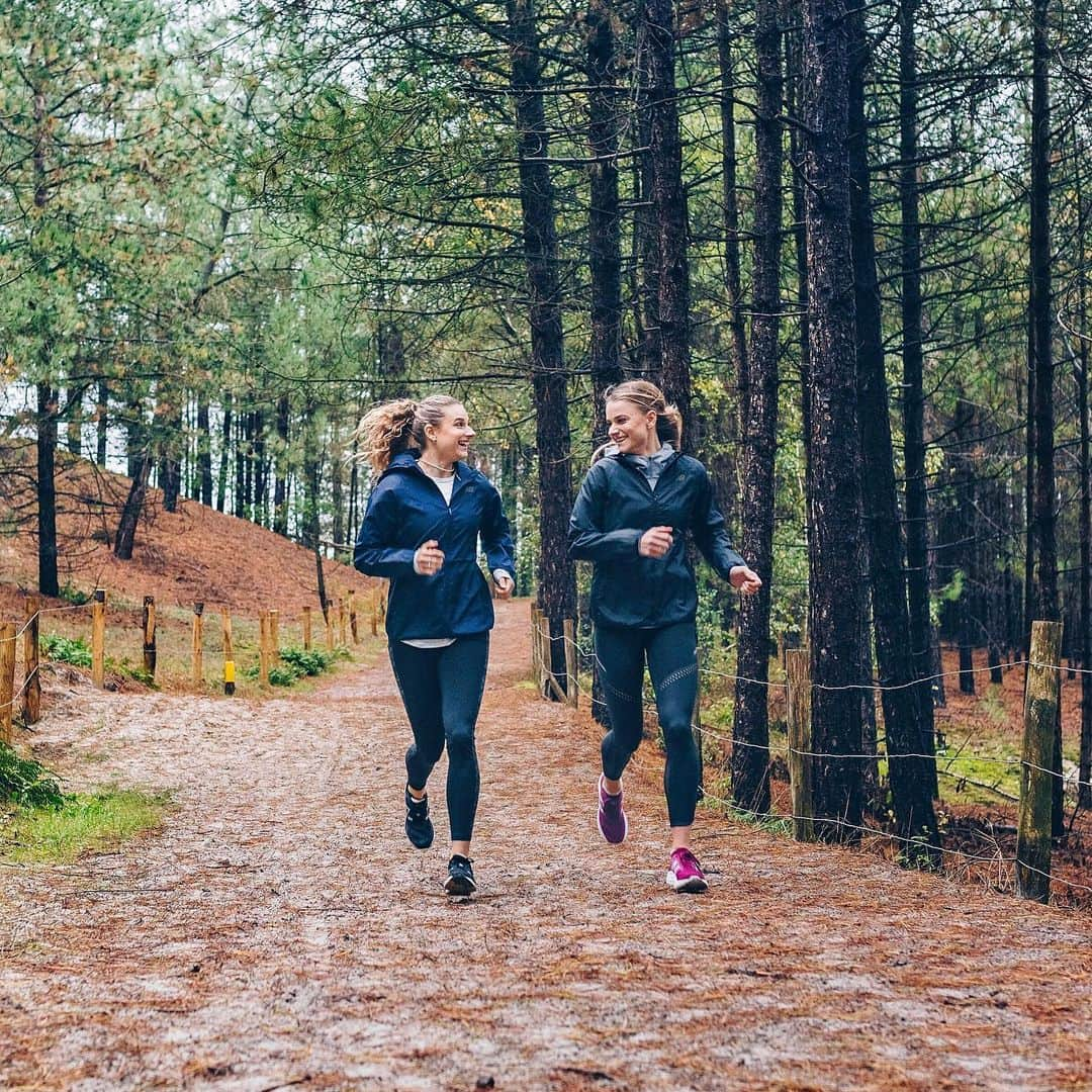 ラウラ・デ・ウィットさんのインスタグラム写真 - (ラウラ・デ・ウィットInstagram)「Apparently it’s so much fun to run with your sister 🤪 Photo by @chantaltakfotografie for @all4runningstore 📸 #ZusjesDeWitte」11月7日 4時16分 - lauradewitte