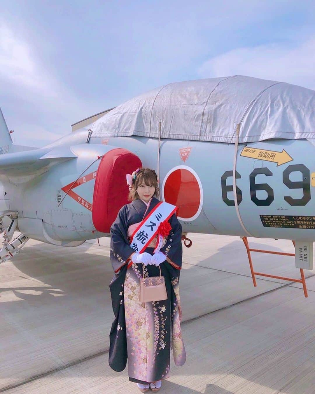 まいてぃ（粕谷まい）さんのインスタグラム写真 - (まいてぃ（粕谷まい）Instagram)「先日、入間基地航空祭でミス航空祭を務めさせて頂きました！ ・ ・ 本当に貴重な体験をさせていただけて、こんなに大きな大役を任されるのなんて一生に一度くらいだと思います！！ ・ ・ 20〜30万人の方の前でパレードに参加し、ご挨拶をしたのを今でも鮮明に思い出せます。 ・ ・ ・ 当日は晴天ではなかったもののブルーインパルスも無事飛んでくれて良かったです☺️☺️ ・ ・ 本当に本当にあっというまな一日でした…💭 来年の航空祭まで、ミス航空祭2019として気を引き締めて生活します🙏 ・ ・ ・ ・ ・ #入間基地航空祭 #ブルーインパルス #航空祭 #ミス航空祭」11月7日 4時14分 - maity_0917