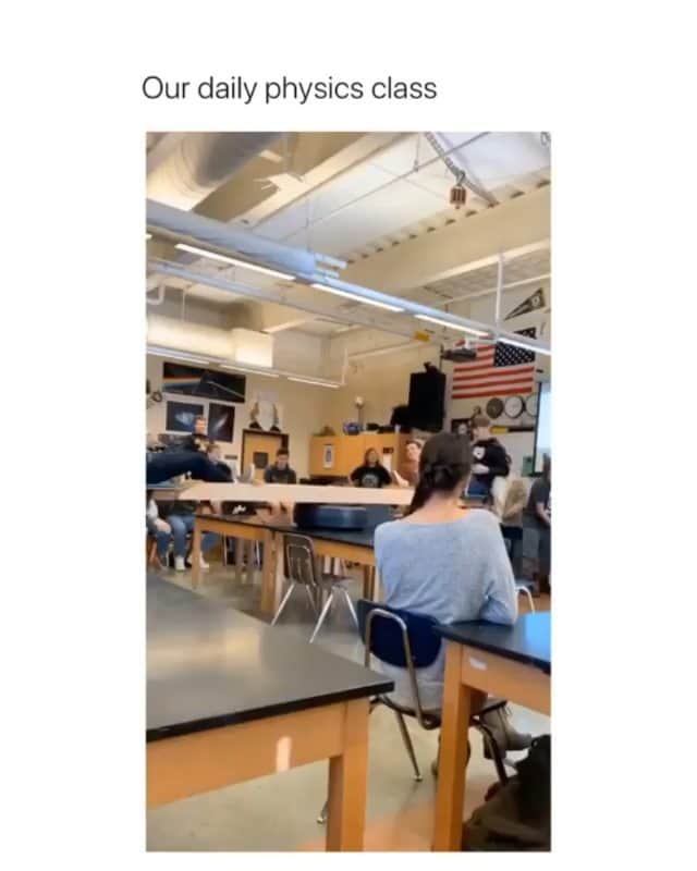 Funny Postsのインスタグラム：「••••••••••• 😂 I'm changing class 💬 Video by: @bellehopkinson 🎥 Double tap for more videos!」