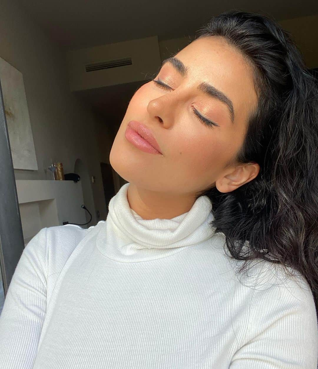 Sazan Hendrixさんのインスタグラム写真 - (Sazan HendrixInstagram)「*GETS THE RING FINGER READY!* When it comes to my skincare routine, I look forward to the part where I put on an eye cream because I finally made it to the last step after hogging the bathroom👀 LOL it’s incredible what that last step can do for the thinnest layer of skin under your eyes. I love that technology has advanced and we don’t have to spend a fortune on a good eye cream thanks to OG drugstore brands like @Olay! They just launched their #Retinol24 collection and dannnng! I’m excited to try their retinol eye cream to brighten and keep my skin’s elasticity staying fresh. Time will tell so let’s put it to the test & see what happens in the next 4 weeks #staytuned 🙏🏽✨ #ad #olay」11月7日 5時01分 - sazan