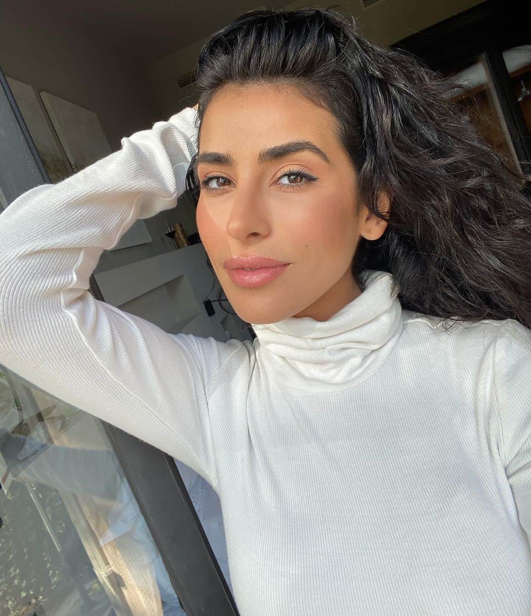 Sazan Hendrixさんのインスタグラム写真 - (Sazan HendrixInstagram)「*GETS THE RING FINGER READY!* When it comes to my skincare routine, I look forward to the part where I put on an eye cream because I finally made it to the last step after hogging the bathroom👀 LOL it’s incredible what that last step can do for the thinnest layer of skin under your eyes. I love that technology has advanced and we don’t have to spend a fortune on a good eye cream thanks to OG drugstore brands like @Olay! They just launched their #Retinol24 collection and dannnng! I’m excited to try their retinol eye cream to brighten and keep my skin’s elasticity staying fresh. Time will tell so let’s put it to the test & see what happens in the next 4 weeks #staytuned 🙏🏽✨ #ad #olay」11月7日 5時01分 - sazan